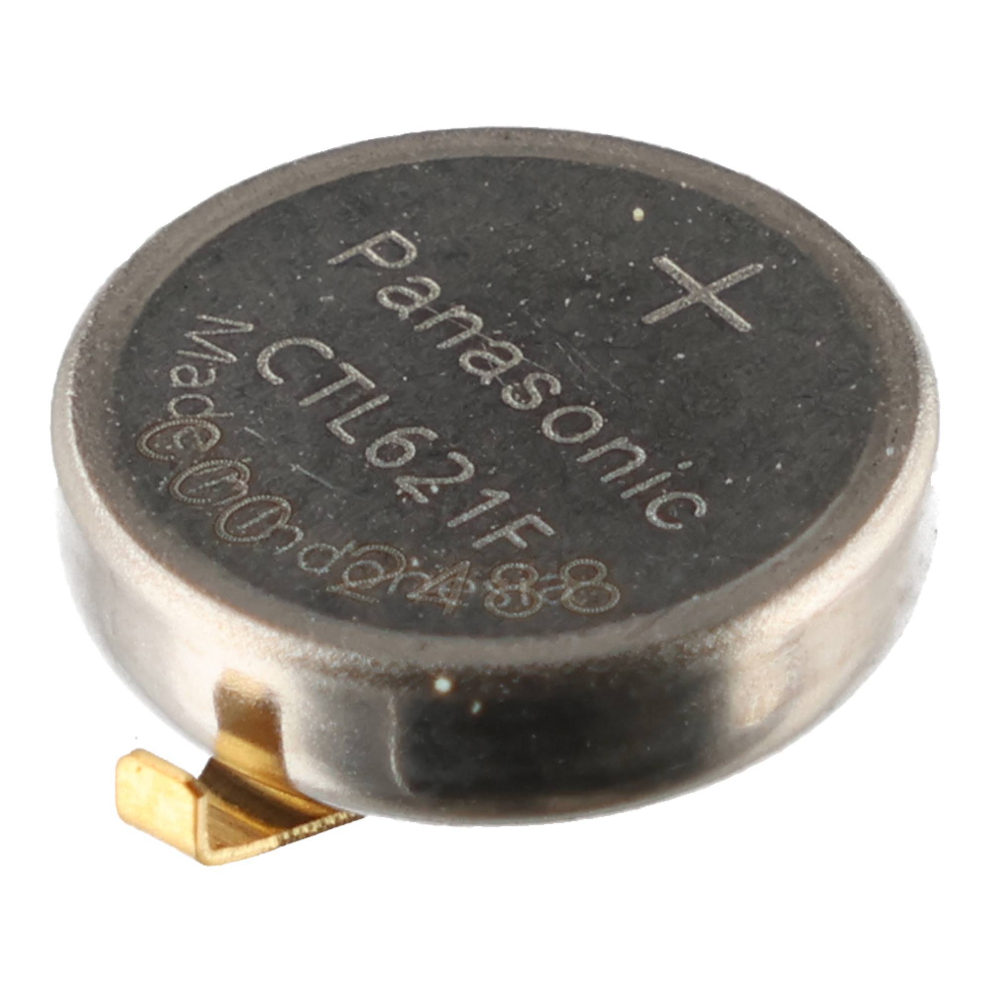 Nahaufnahme einer Panasonic CR1620 3V Lithium-Knopfzellenbatterie mit positiv gekennzeichnetem Pluspol.