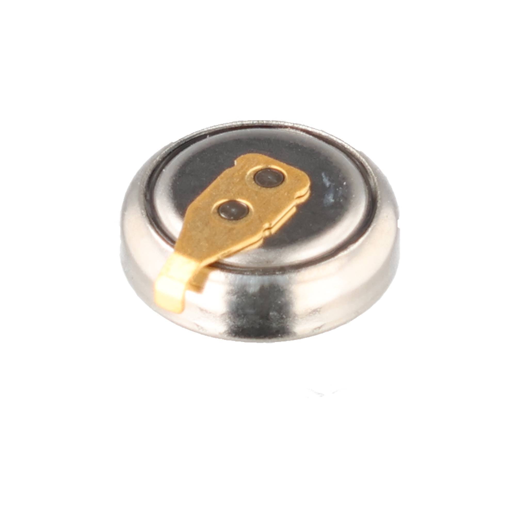Kleine runde Metallknopfzellenbatterie mit einem Goldkontaktstreifen auf weißem Hintergrund.