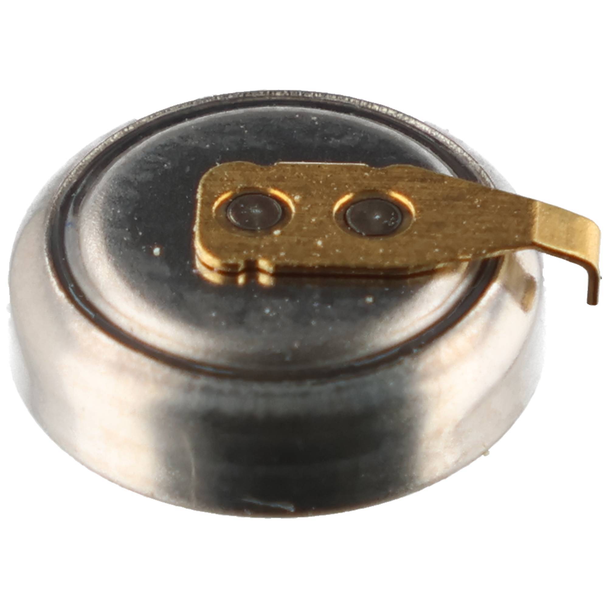 Nahaufnahme einer kleinen runden Metallknopfzellenbatterie mit einer goldenen Kontaktlasche auf weißem Hintergrund.