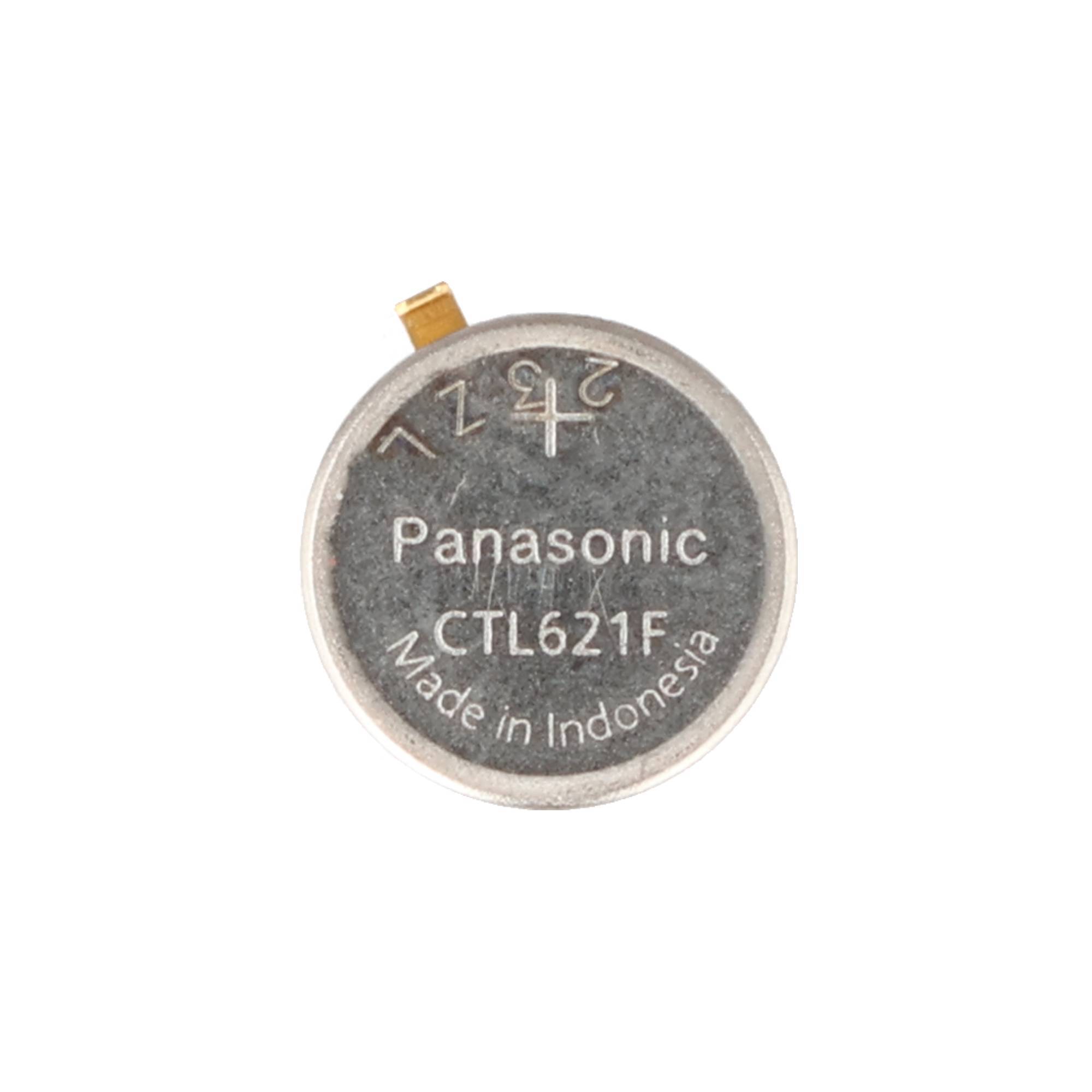 Nahaufnahme einer Panasonic CTL621F Knopfzellenbatterie auf weißem Hintergrund, gekennzeichnet mit 