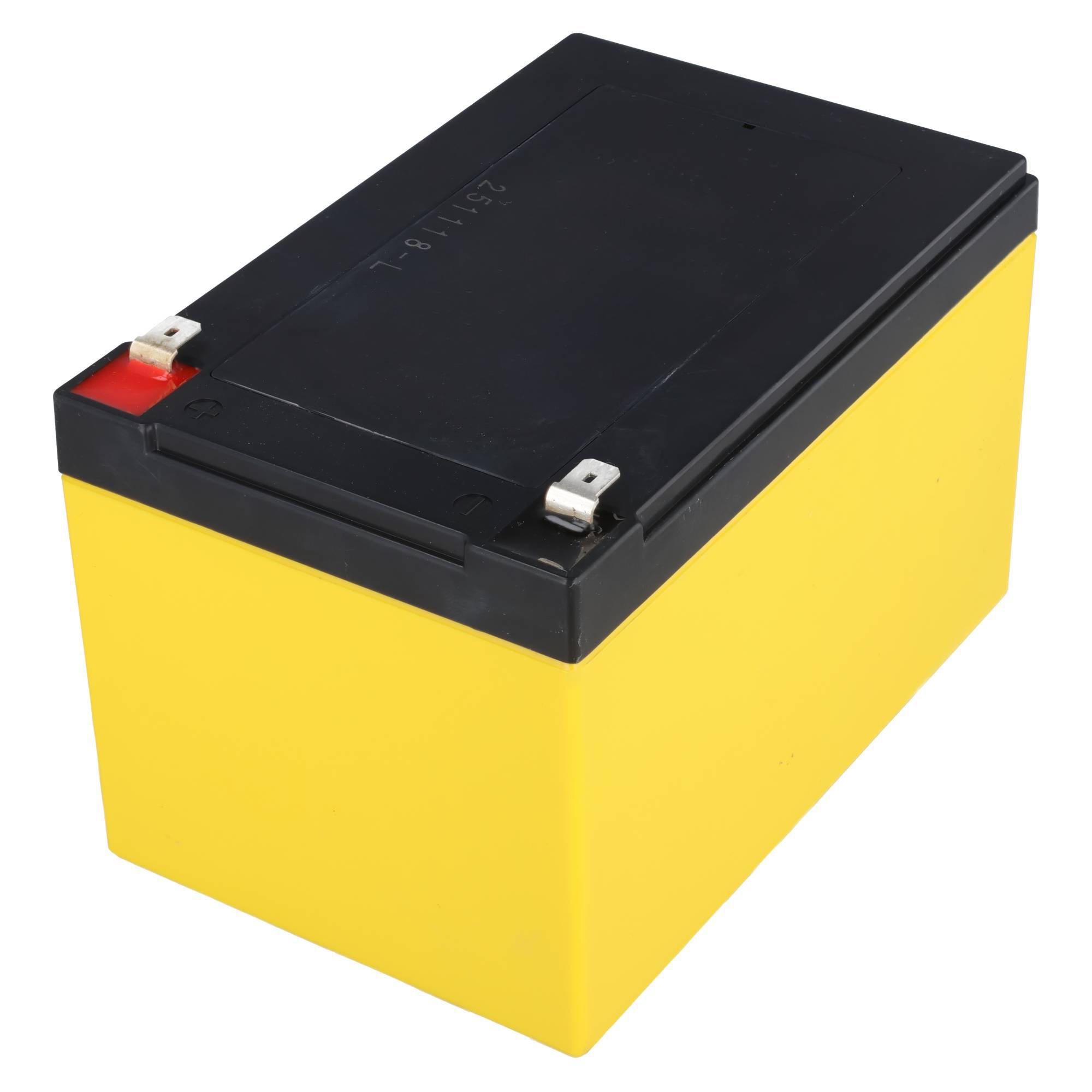 Gelbe wiederaufladbare Batterie mit schwarzer Oberseite und Metallsteckkontakten auf weißem Hintergrund.