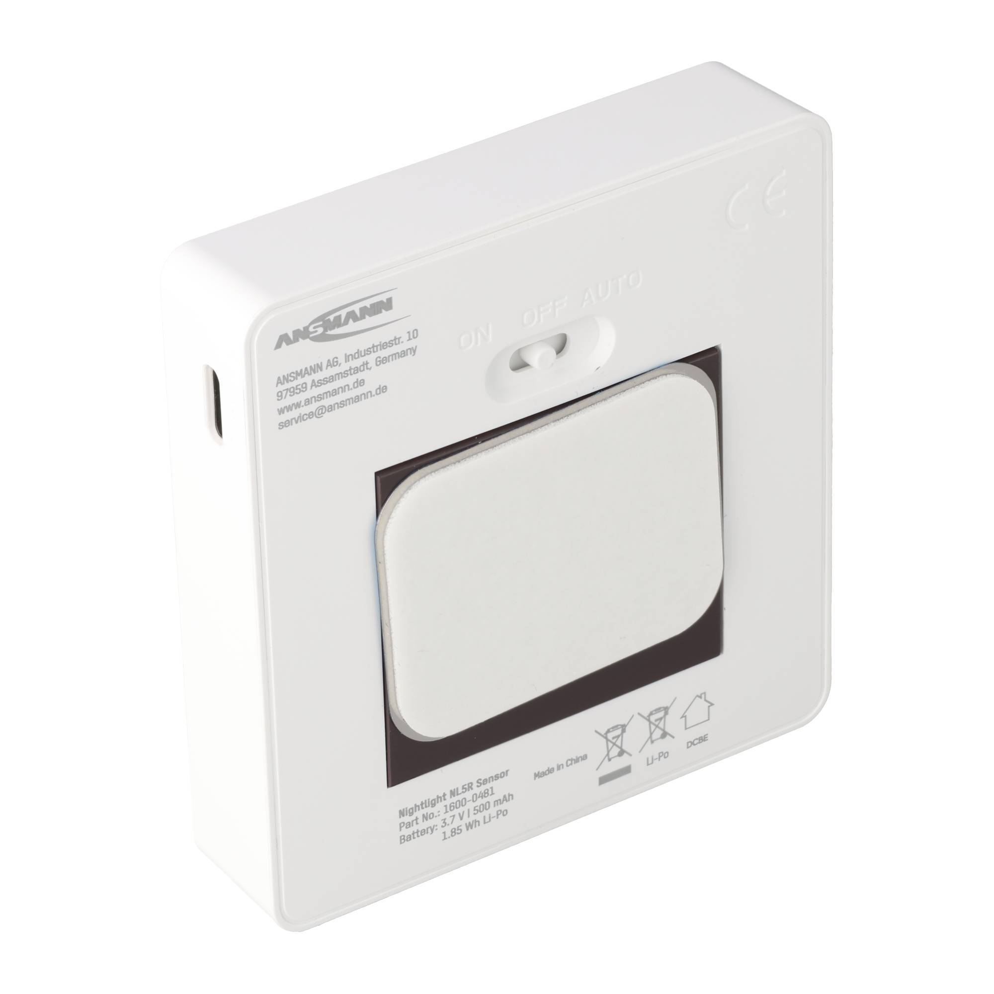 Weißes wandmontiertes Thermostat oder Bedienfeld mit großem quadratischem Frontknopf und kleiner Statusanzeige, dargestellt auf einem schlichten Hintergrund.