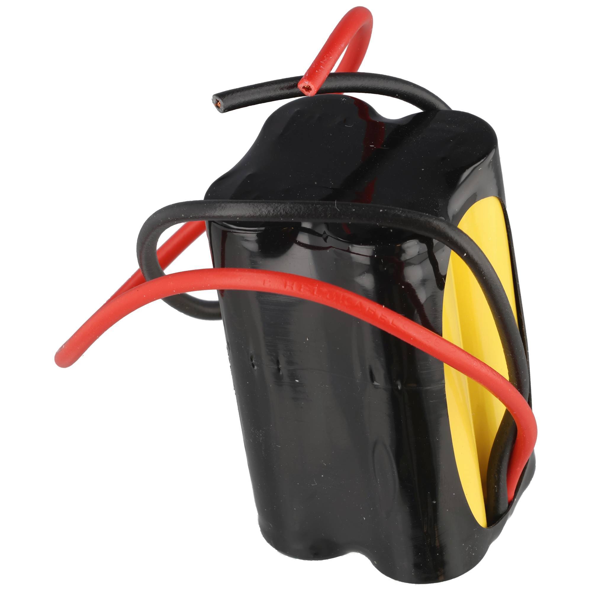 Ein schwarzes Batteriepaket mit angebrachten roten und schwarzen Drähten, gezeigt vor einem weißen Hintergrund.