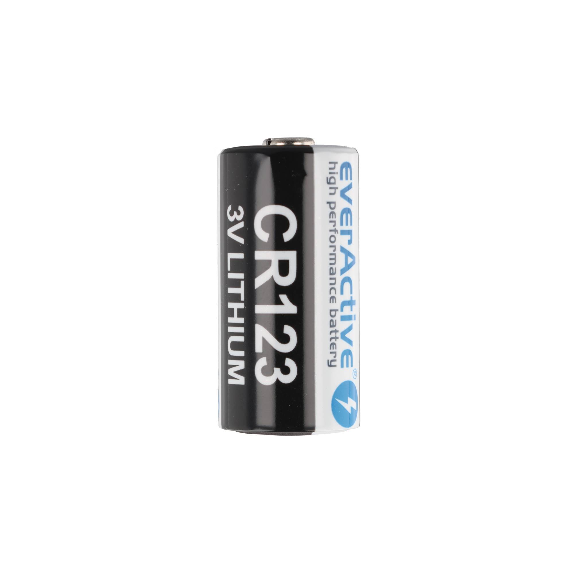 Eine einzelne CR123 3V Lithiumbatterie mit der Aufschrift „EVERACTIVE high performance battery
