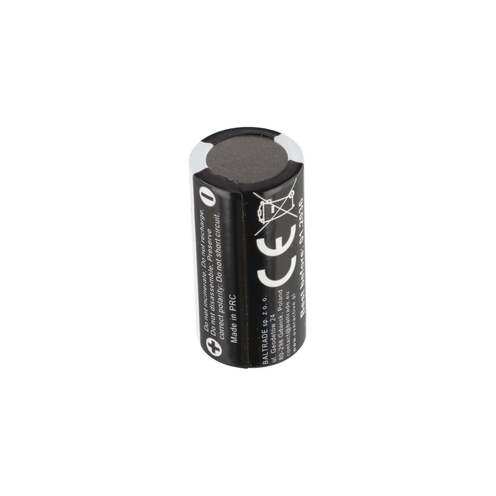Schwarze zylindrische Batterie mit Metalloberseite, aufrecht auf weißem Hintergrund gezeigt.
