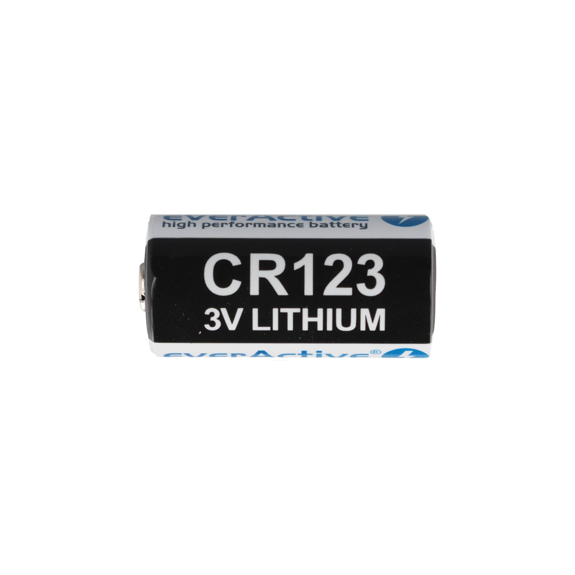 Eine CR123 3V Lithiumbatterie auf weißem Hintergrund.