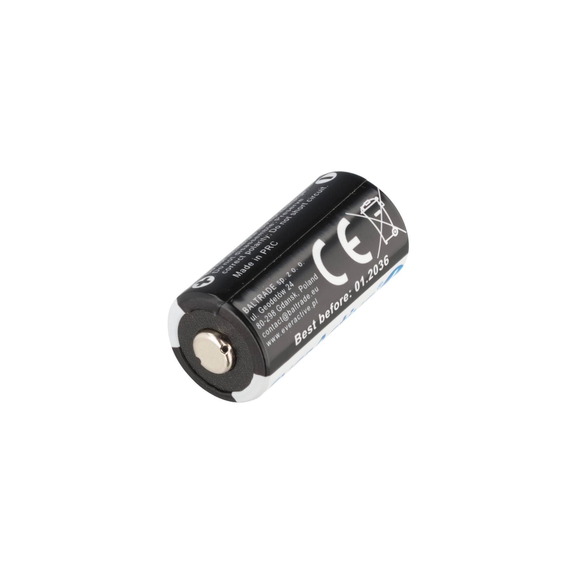 Einzelne schwarze zylindrische Batterie mit CE-Kennzeichnung und Verfallsdatum auf der Seite gedruckt, isoliert auf weißem Hintergrund.