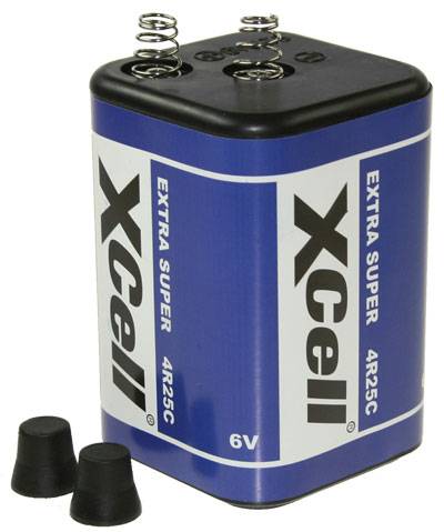 Eine 6-V-Batterie mit vier Federklemmen, beschriftet mit „XCell EXTRA SUPER 4R25C