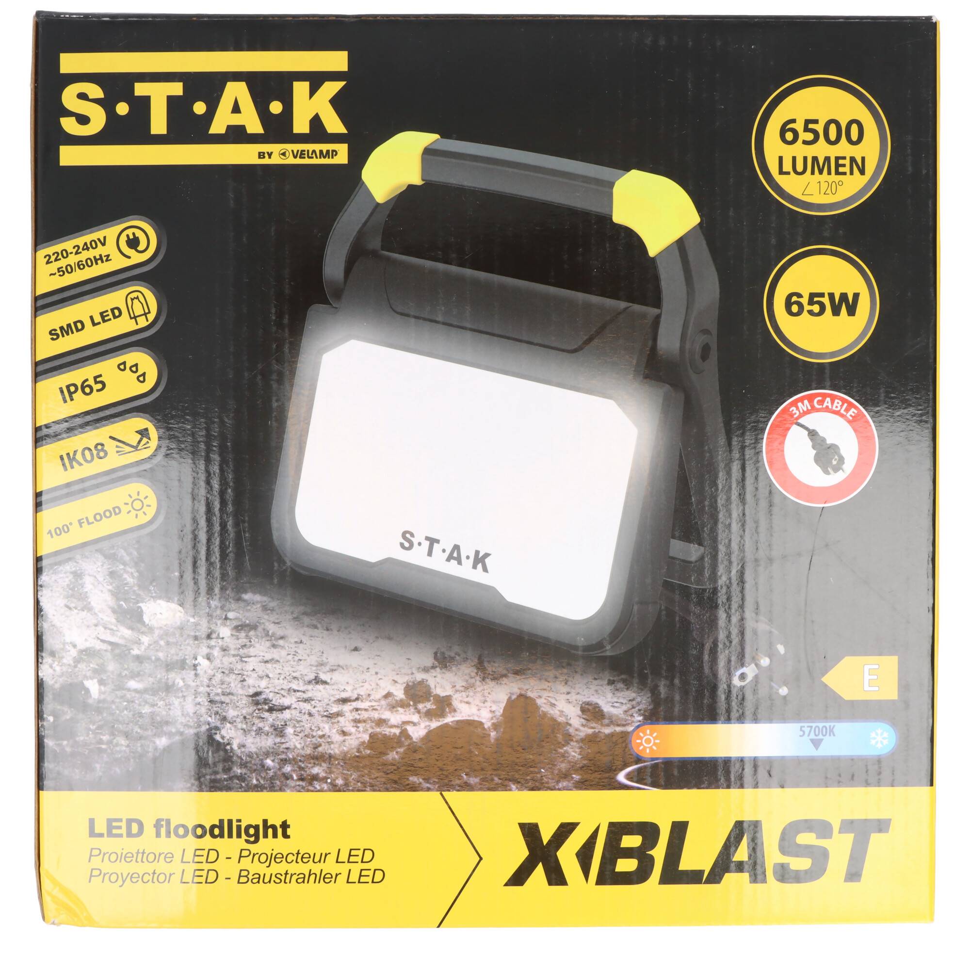 Karton für S.T.A.K XBLAST LED-Flutlicht, zeigt ein tragbares Arbeitslicht mit einer Leistung von 6500 Lumen, 65W, IP65, mit 3 m Kabel.
