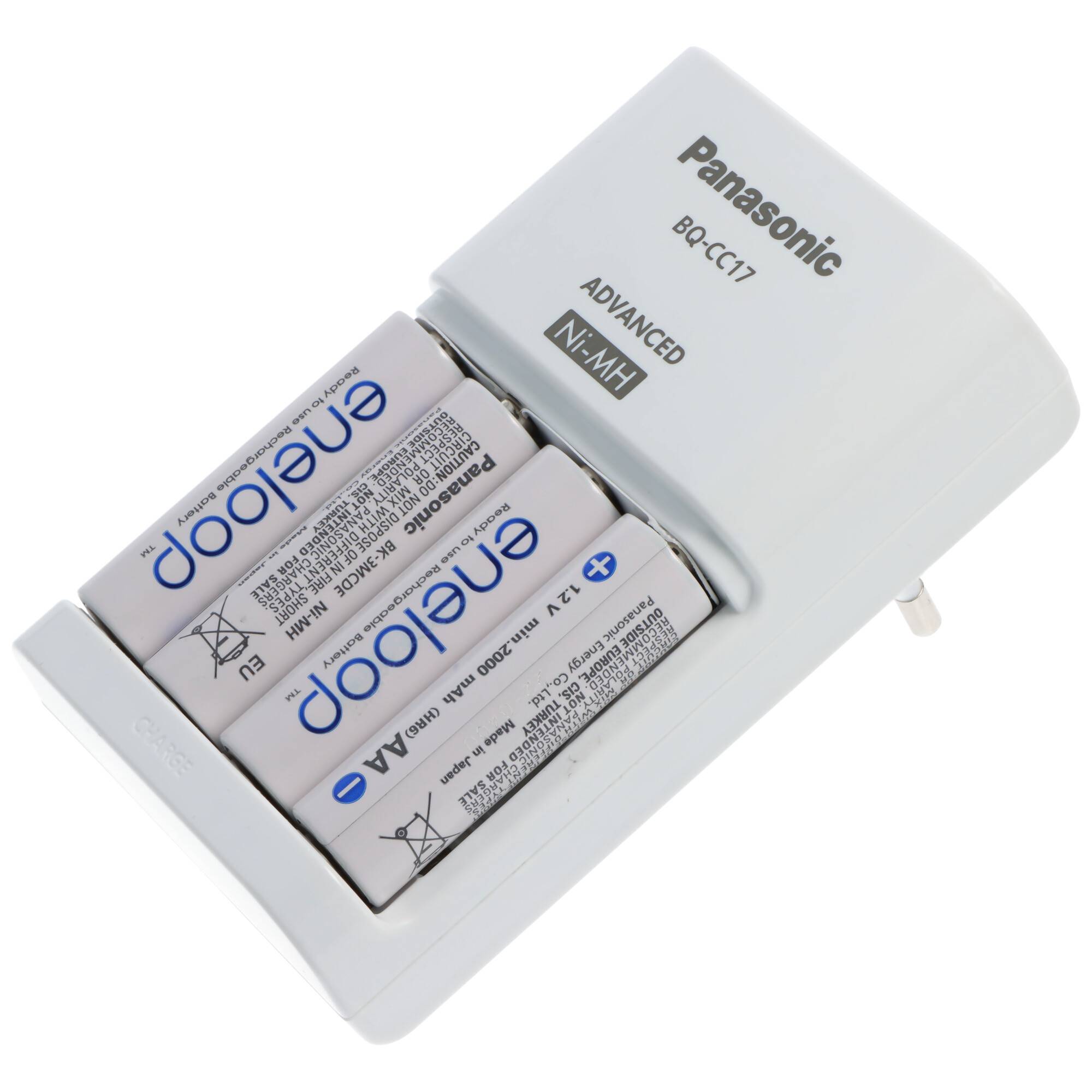 Panasonic Ni-MH-Batterieladegerät mit drei eneloop-Akkus, die in das Ladefach geladen sind.