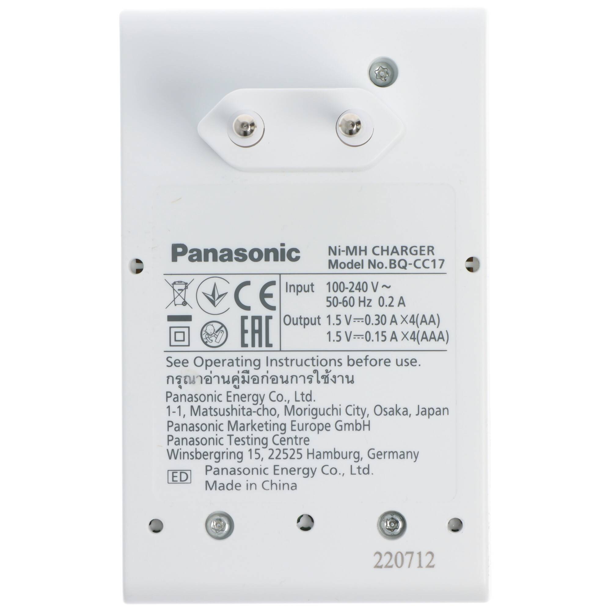 Rückseite eines Panasonic Ni-MH-Batterie-Ladegeräts mit Stromspezifikationen und Sicherheitskennzeichnungen, die auf einem weißen Gehäuse gedruckt sind.