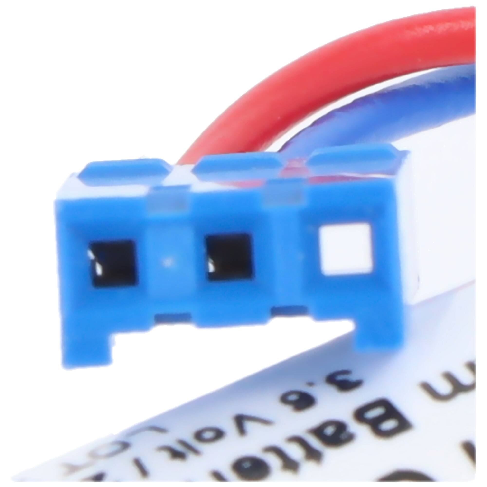Nahaufnahme eines blauen 3-poligen Elektrosteckers mit angeschlossenen roten und blauen Drähten.