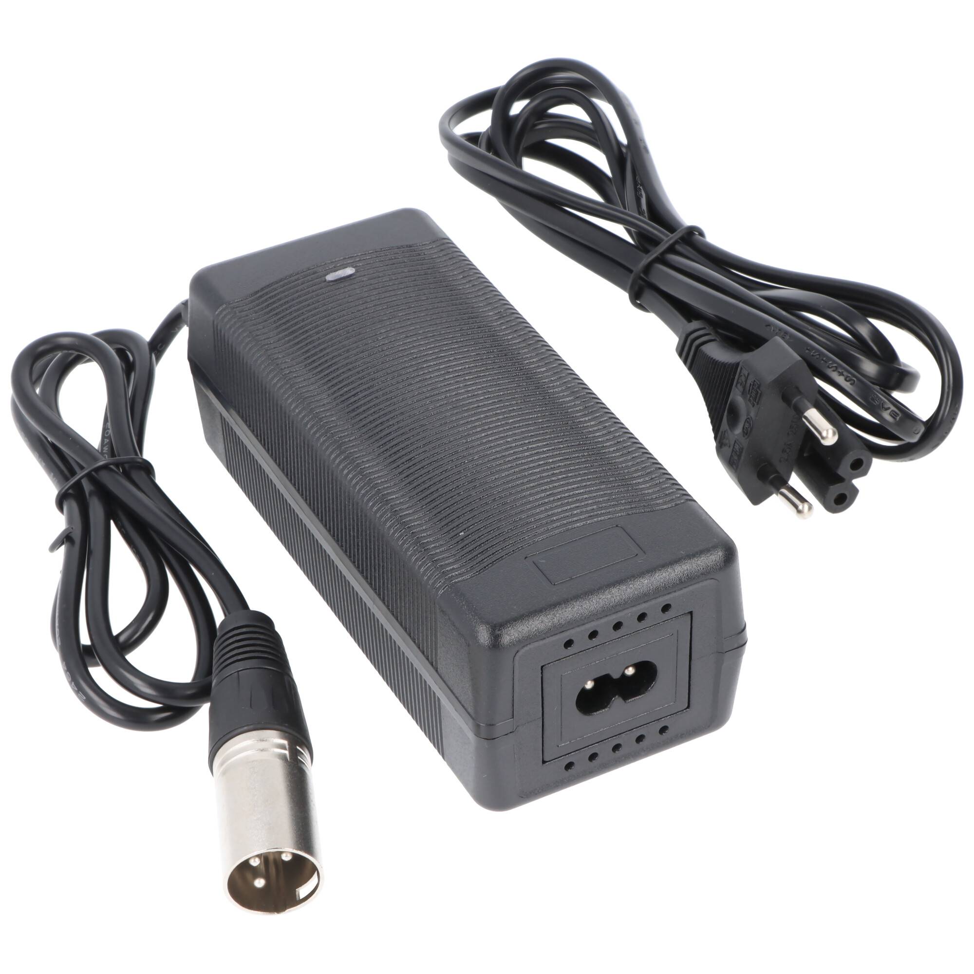 Schwarzer AC-Stromadapter mit angekabeltem Kabel und europäischem Stecker, dargestellt auf weißem Hintergrund.