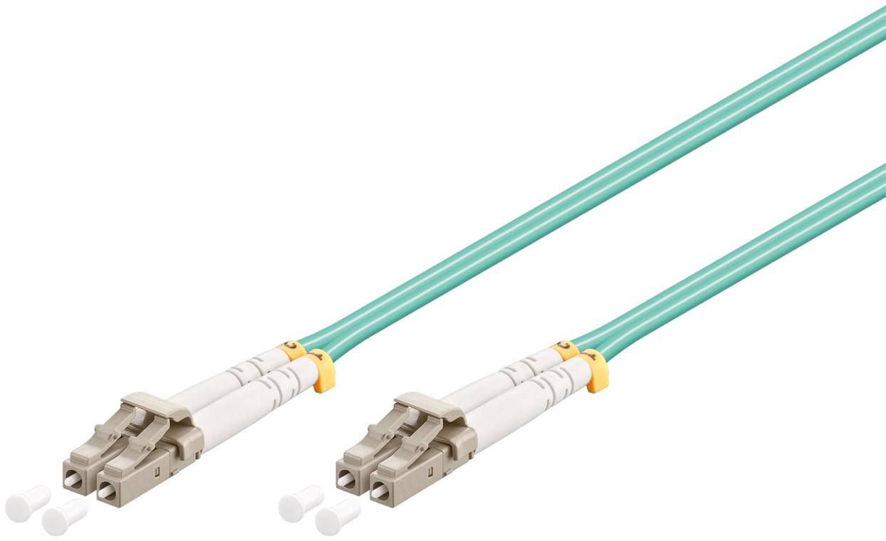 Zwei Glasfaserkabel in Aqua-Farbe mit Duplexsteckern und Schutzkappe auf weißem Hintergrund.