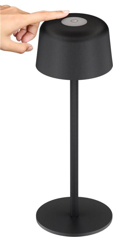 Eine Hand berührt die Oberseite einer schwarzen zylindrischen Touchlampe mit rundem Sockel.