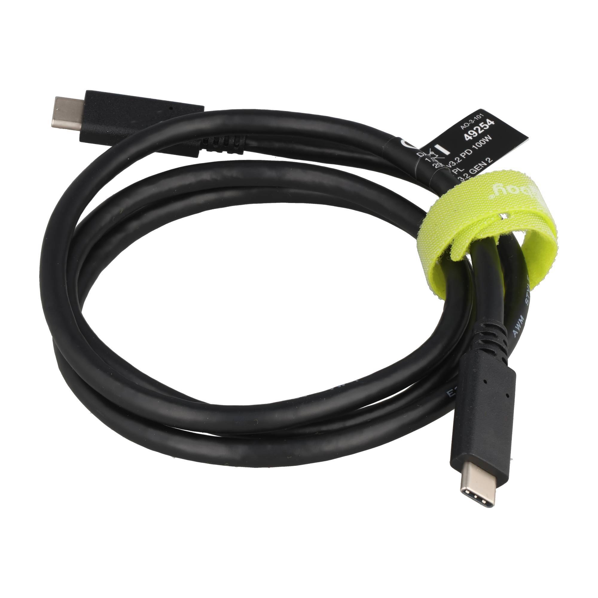 Schwarzes USB-C-Kabel aufgerollt auf weißem Hintergrund mit neongelber Kabelbinderin und Anschluss-Etikett.