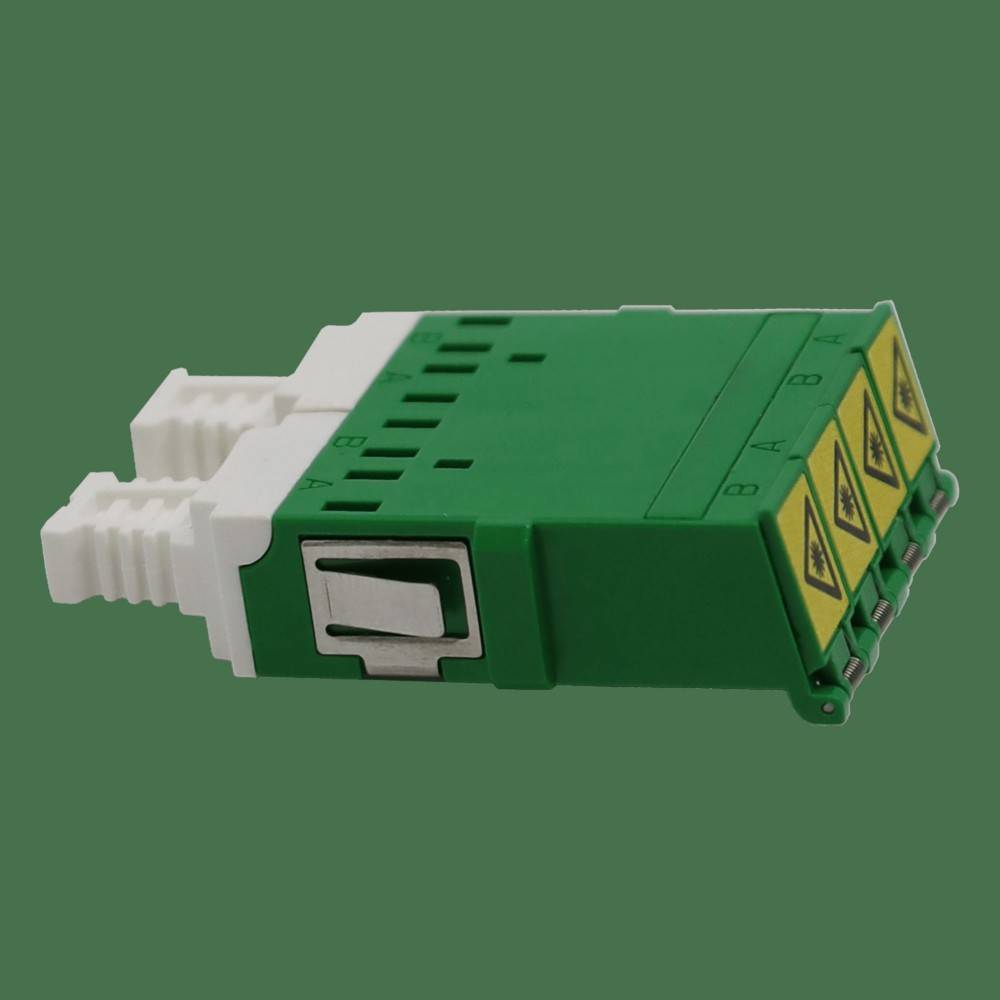 Grüner Glasfaser-Steckeradapter mit weißen Steckern und gelben Warnaufklebern, gezeigt auf einem einfachen Hintergrund.