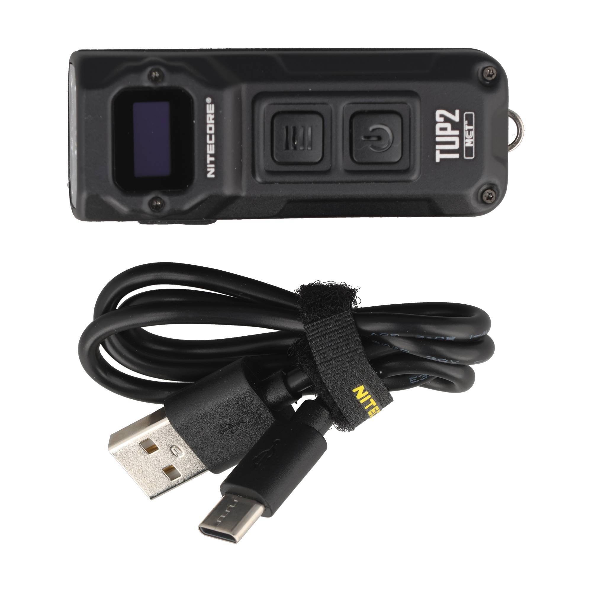 Schwarze Nitecore TUP2 USB-C wiederaufladbare Taschenlampe mit integriertem Display, dargestellt über ihrem USB-Ladekabel.