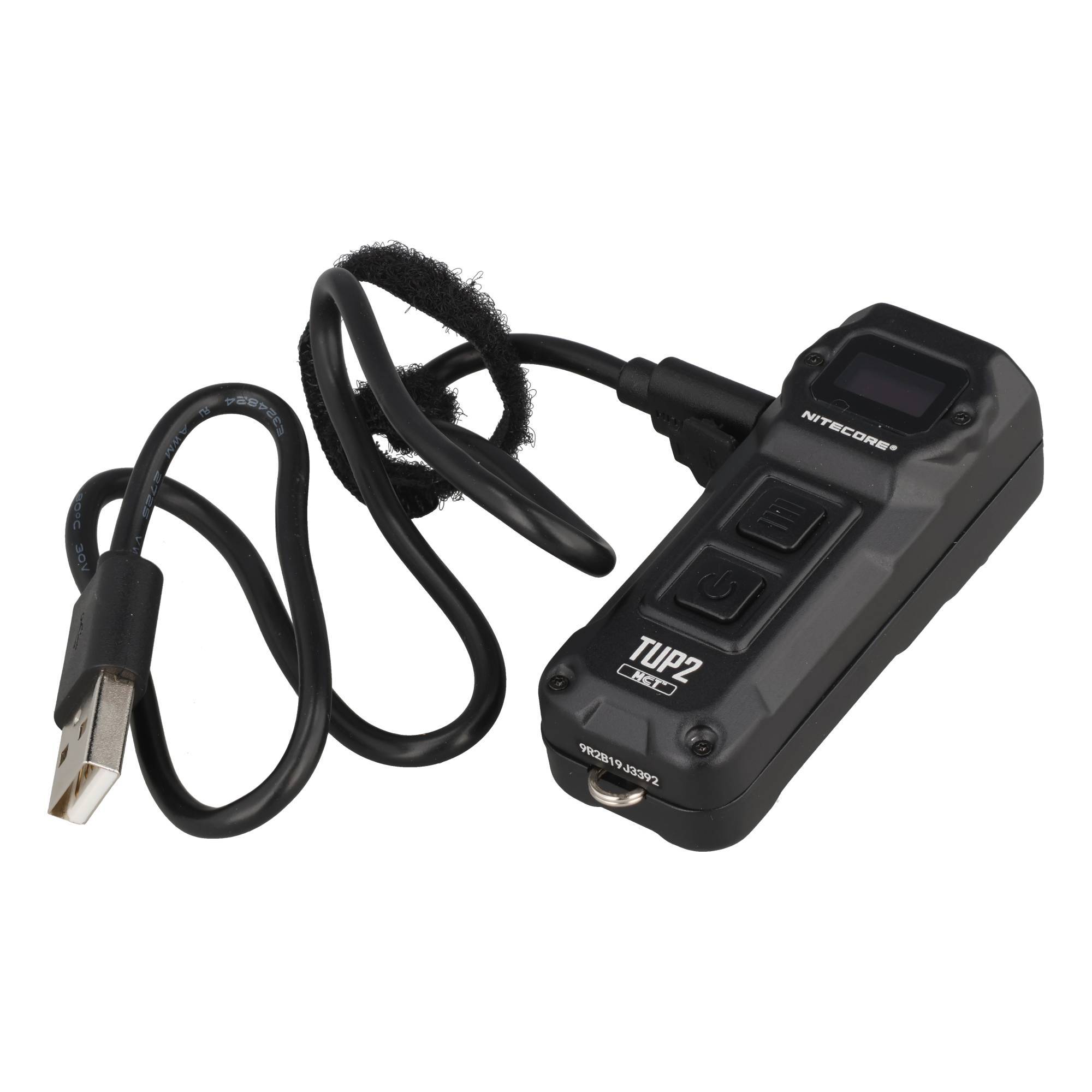 Schwarze Nitecore TUP2 USB-wiederaufladbare Taschenlampe mit angebrachtem Ladekabel auf weißem Hintergrund