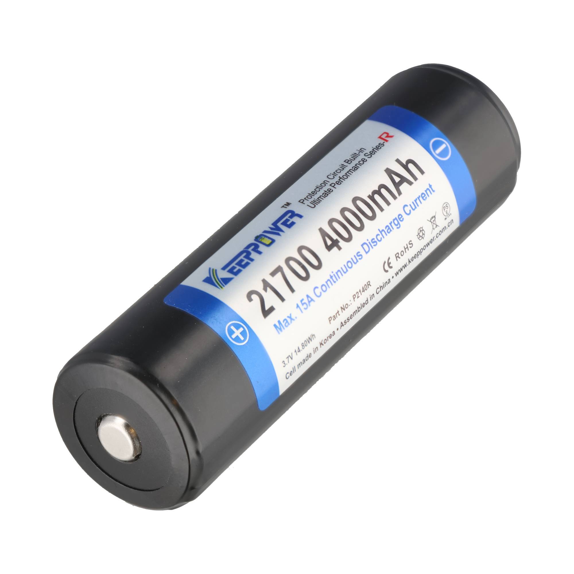 Schwarze wiederaufladbare Batteriezelle mit der Bezeichnung „21700 4000mAh" und „Max 15A Dauermaximalentladestrom"".