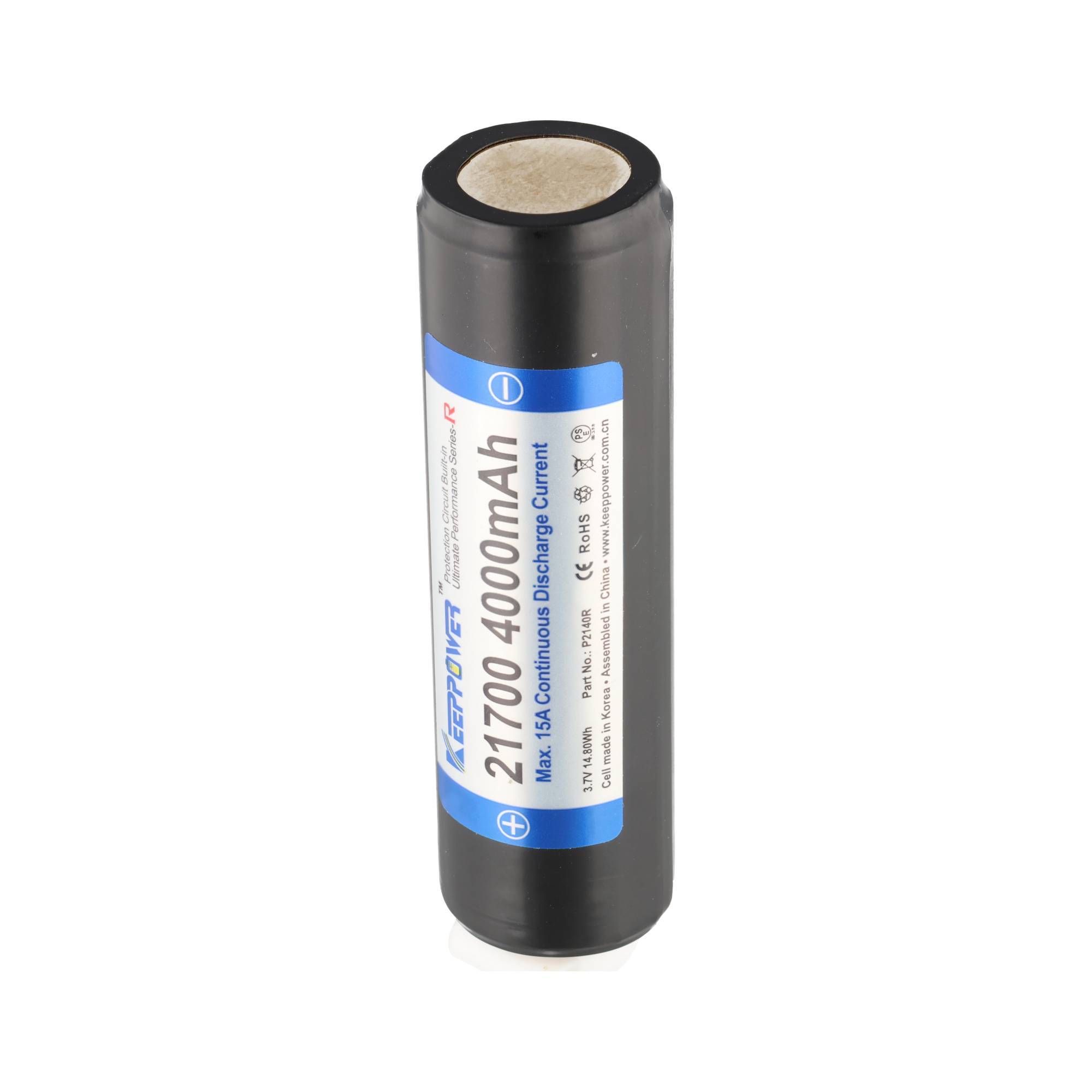 Schwarze zylindrische wiederaufladbare Batterie mit der Bezeichnung „21700 4000mAh" und „MAX 15A Continuous Discharge Current"" auf weißem Hintergrund.