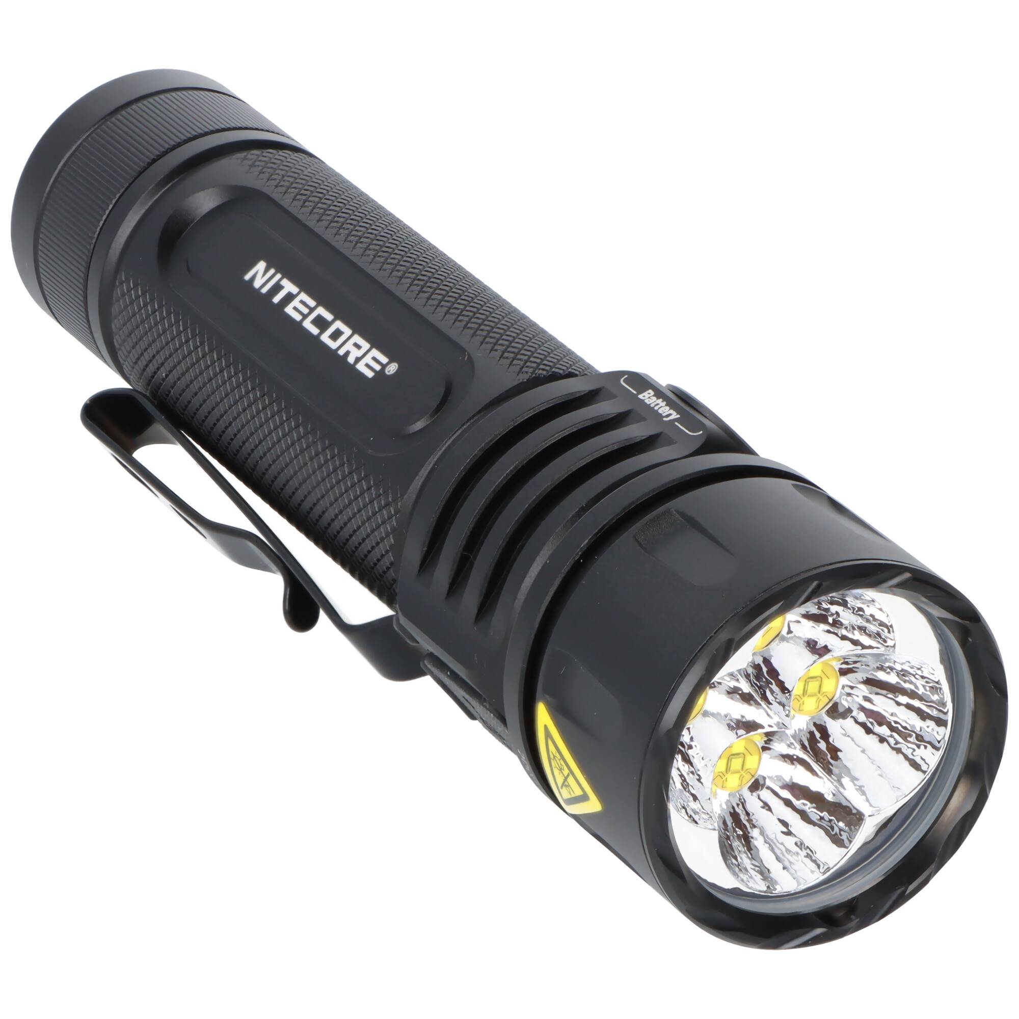 Schwarze NITECORE-Taschenlampe mit Clip, strukturiertem Griff und Reflektorkopf mit drei LEDs auf weißem Hintergrund.