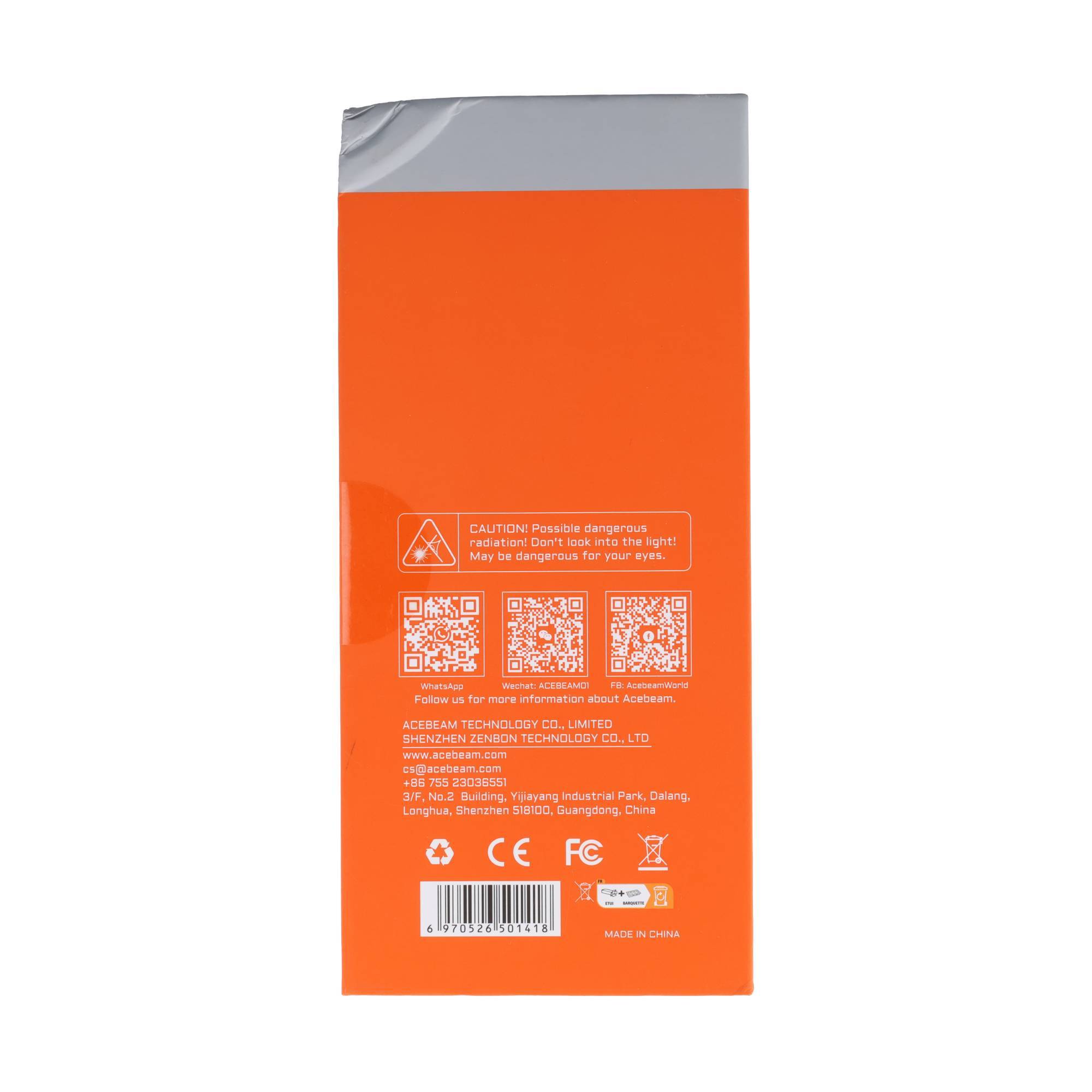 Orange-farbene Produktschachtel mit Warnaufkleber, drei QR-Codes, Barcode und Compliance-Markierungen; „MADE IN CHINA