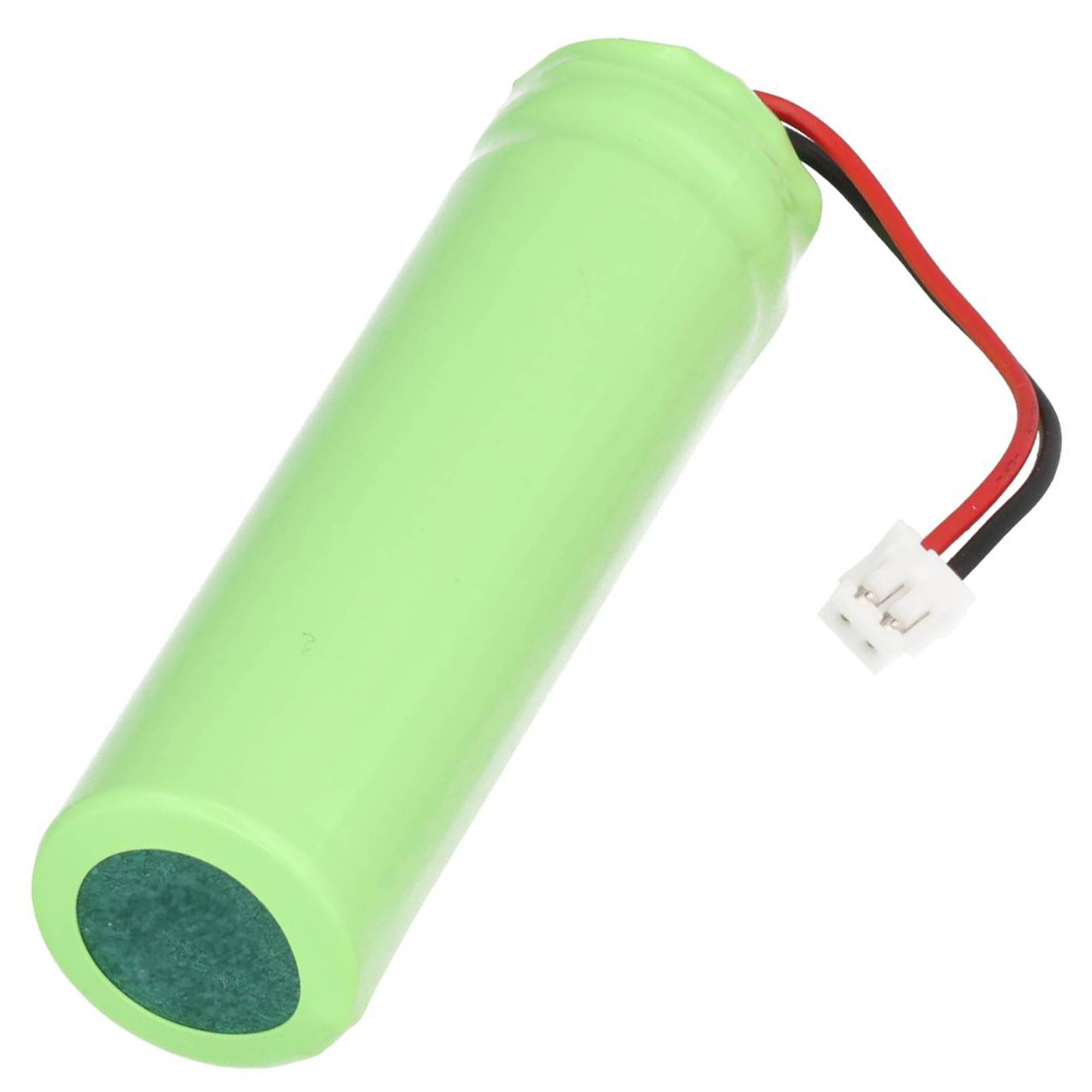 Grüne zylindrische wiederaufladbare Batteriezelle mit roten und schwarzen Drähten, die in einem weißen Anschluss auf einem schlichten Hintergrund enden