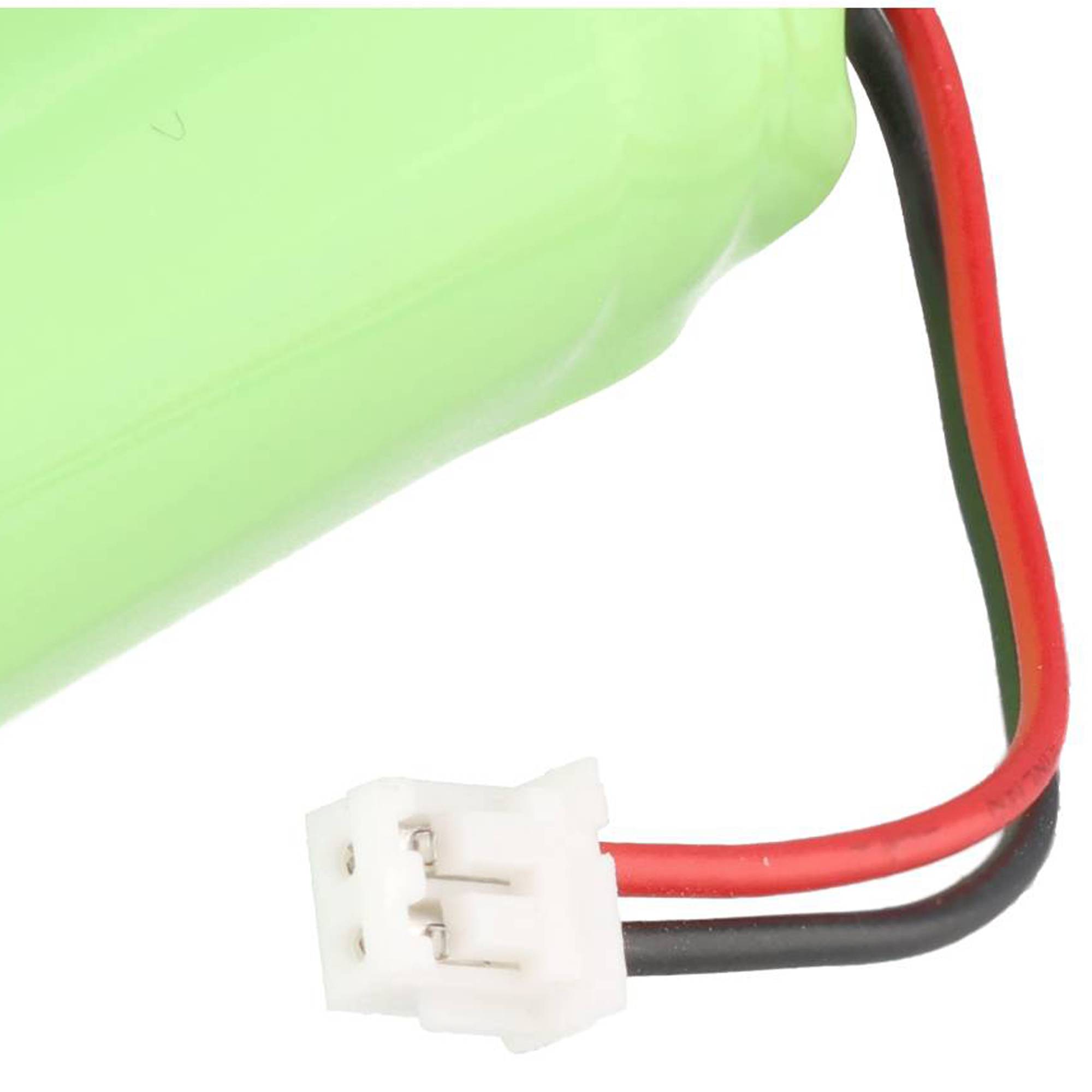 Nahaufnahme eines grünen Akkupacks mit einem weißen 2-poligen Stecker und roten und schwarzen Leitungen.