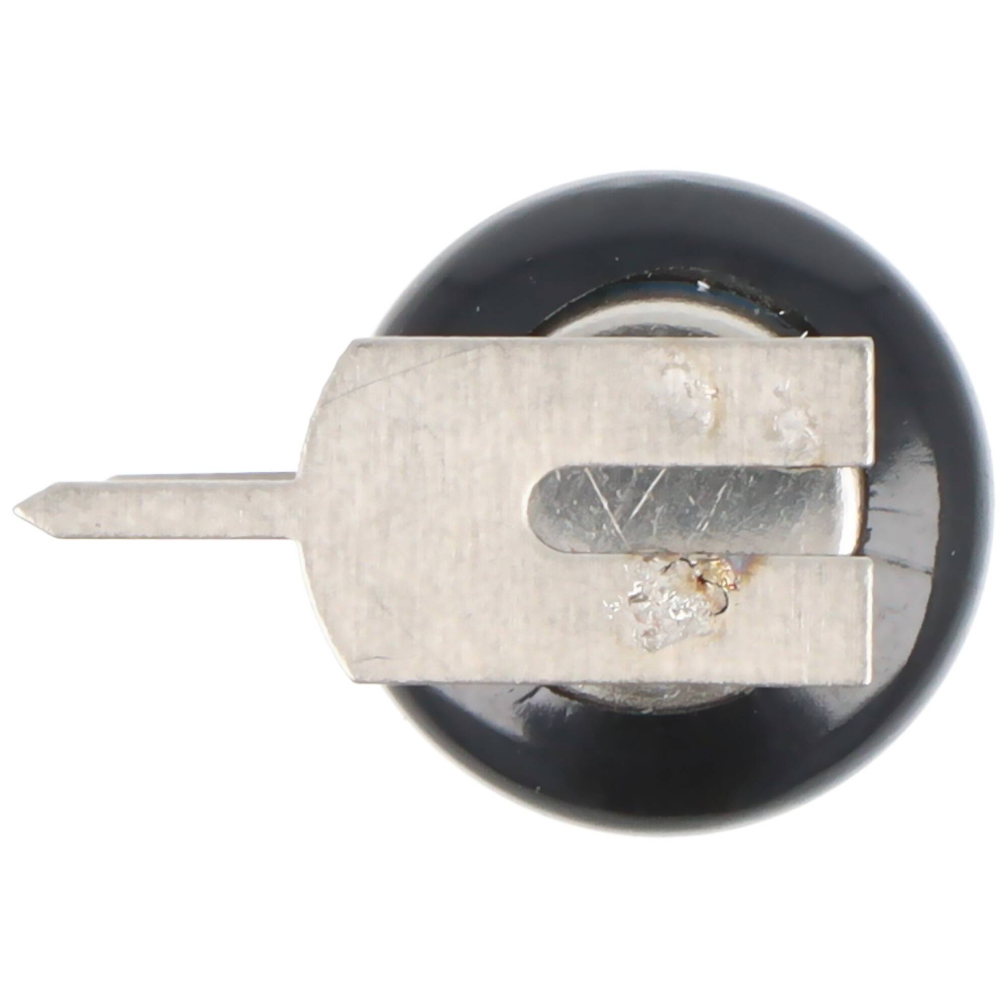 Nahaufnahme einer Metallbatteriefeder oder eines Steckers, der an einem runden schwarzen Bauteil auf weißem Hintergrund befestigt ist.