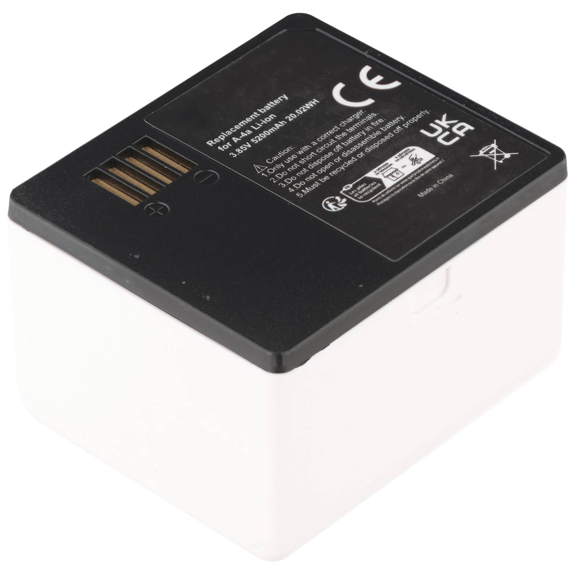 Schwarzes aufladbares Lithium-Ionen-Kamerabatteriepack mit goldfarbenen Kontakten und gedruckten Spezifikationen oben, in schräger Ansicht dargestellt.