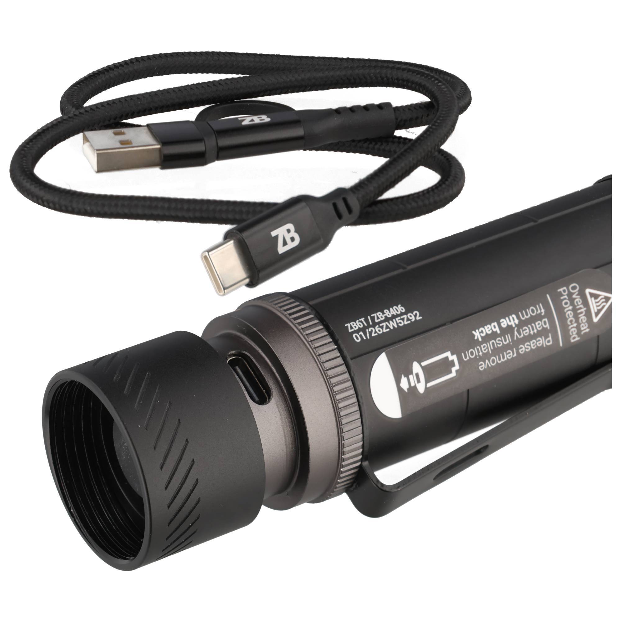 Schwarze aufladbare Taschenlampe mit angeschlossenem USB-C-Ladekabel, in Nahaufnahme auf weißem Hintergrund gezeigt.