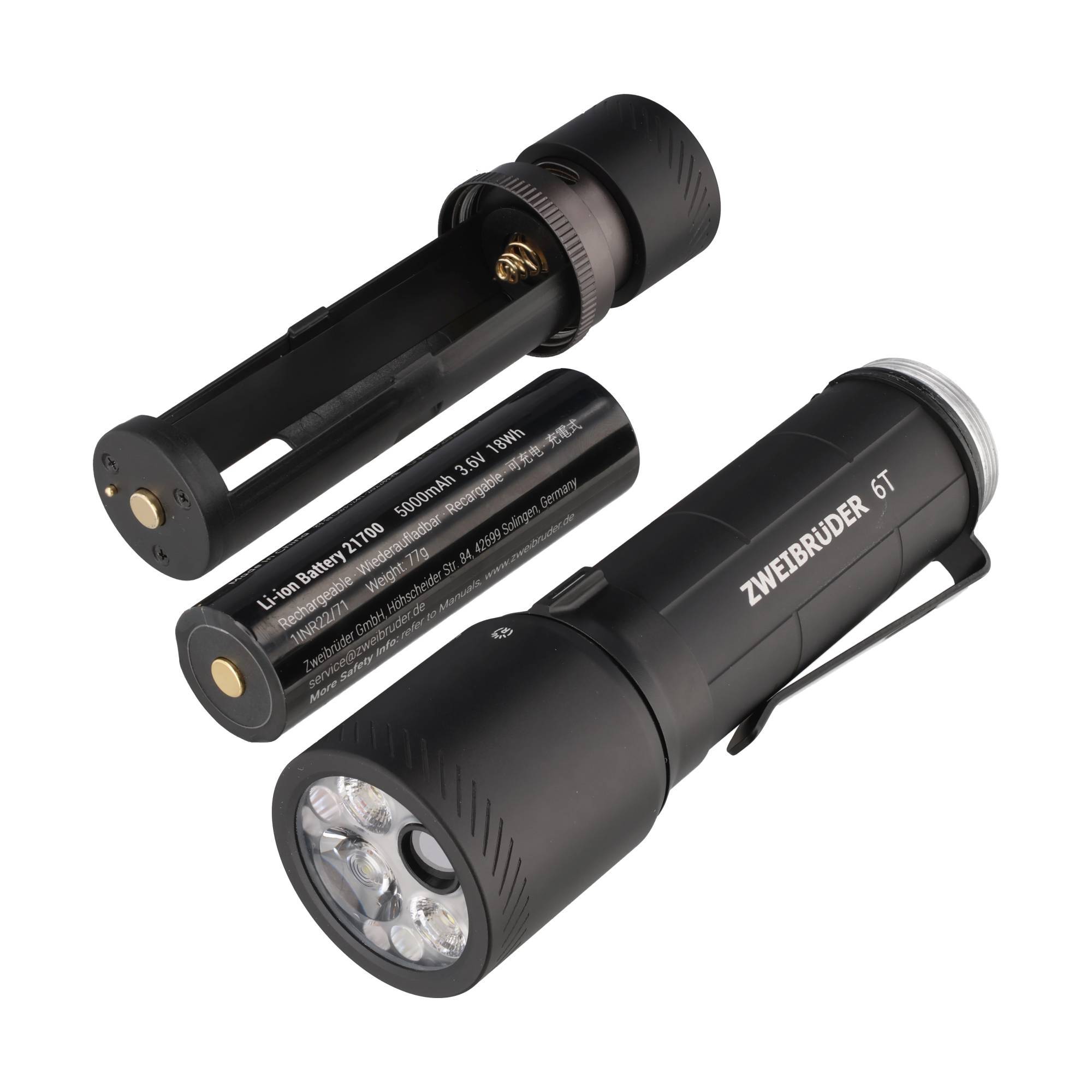 Schwarze ZWEIBRIDE 6T Taschenlampe mit ihrer abnehmbaren 18650-Lithium-Ionen-Batterie und offener Batterieröhre auf weißem Hintergrund.