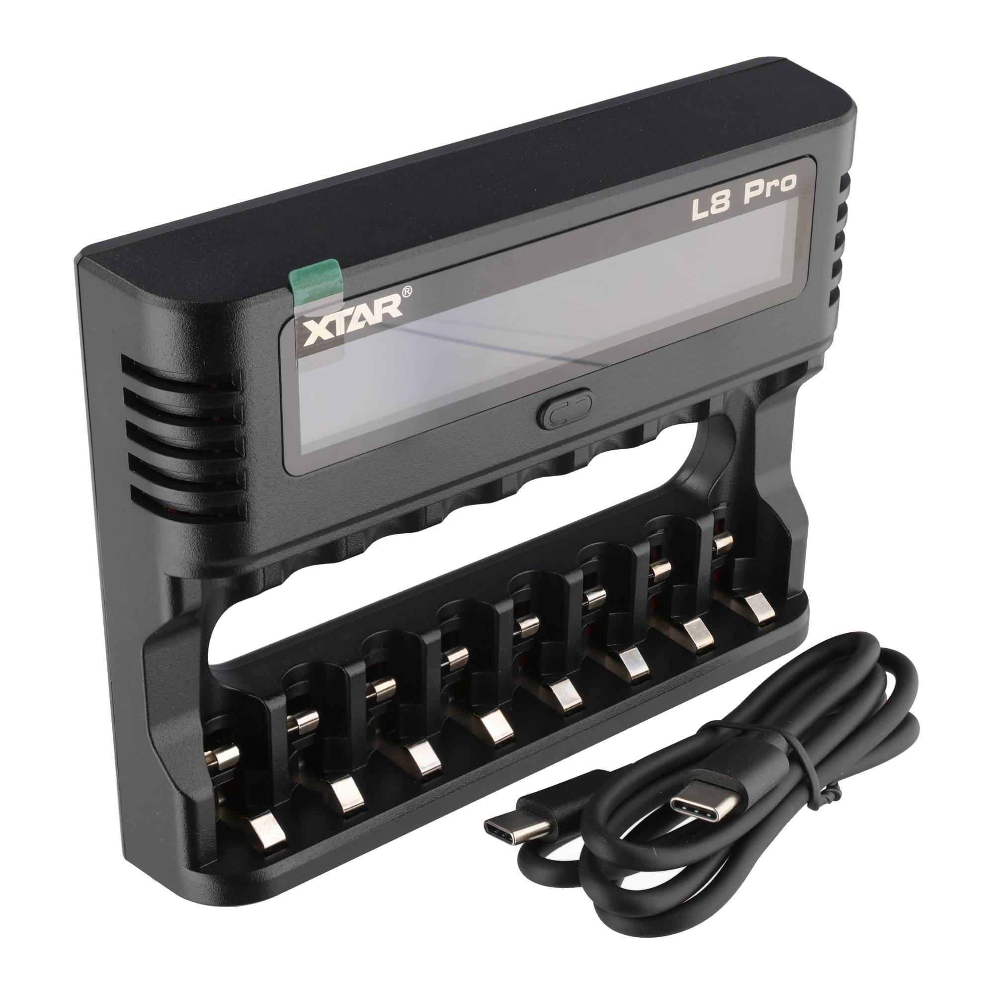 XTAR L8 Pro Batterieladegerät mit acht Anschlüssen, LCD-Display und USB-Kabel auf weißem Hintergrund.