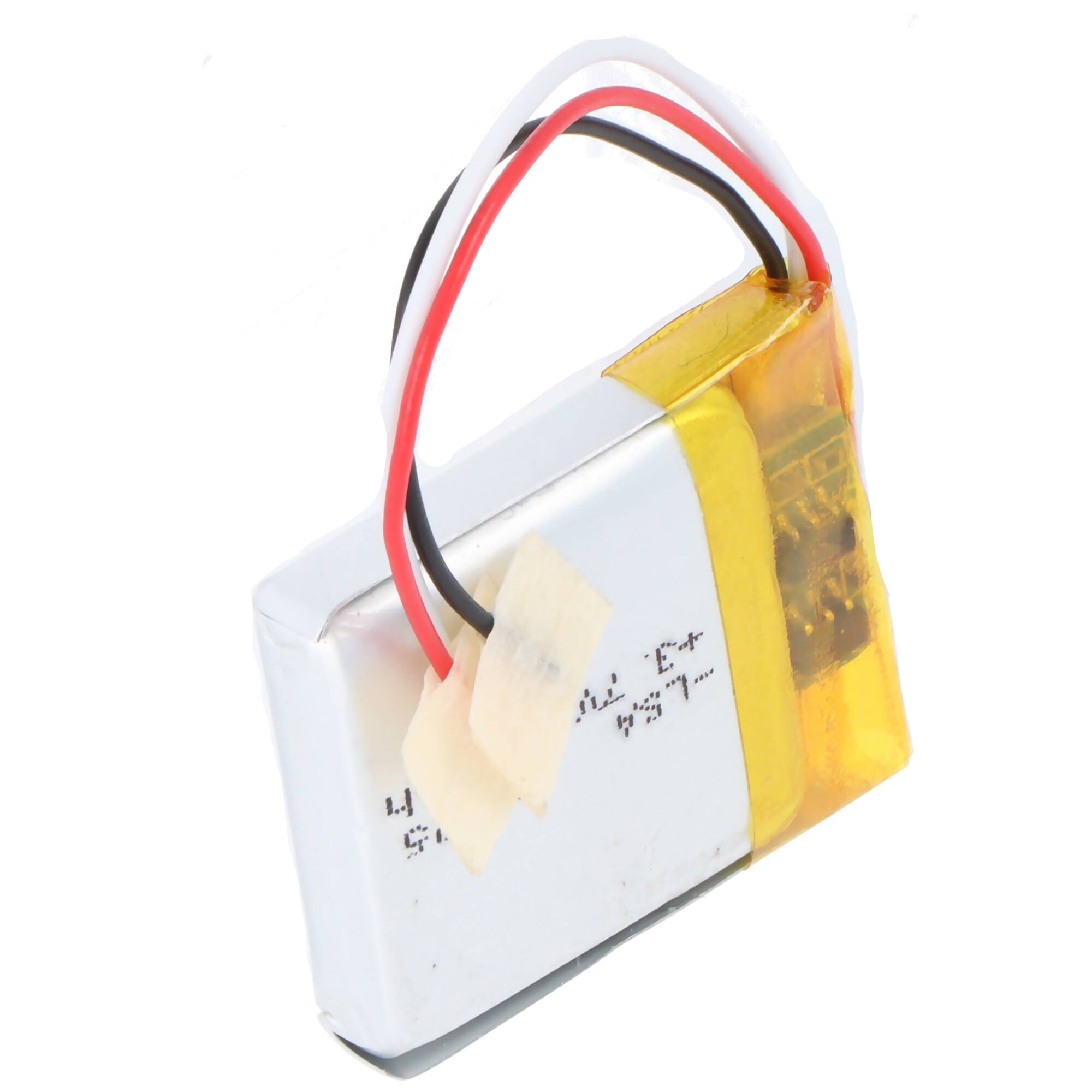 Kleines Lithium-Batteriepack mit roten, schwarzen und weißen Drähten angebracht, mit gelbem Klebeband auf weißem Hintergrund umwickelt.