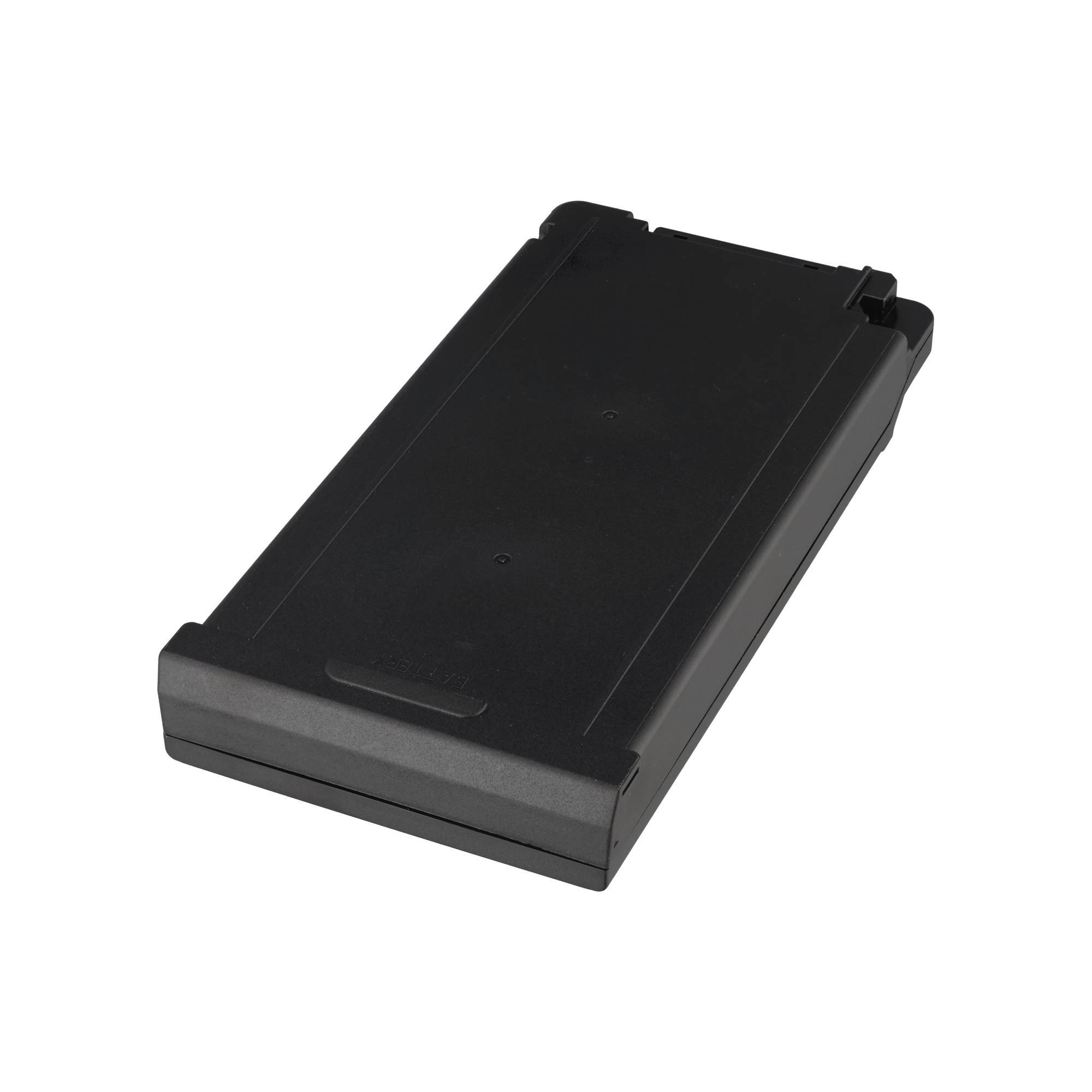 Schwarzes rechteckiges Batteriepak oder eine Patrone auf weißem Hintergrund.