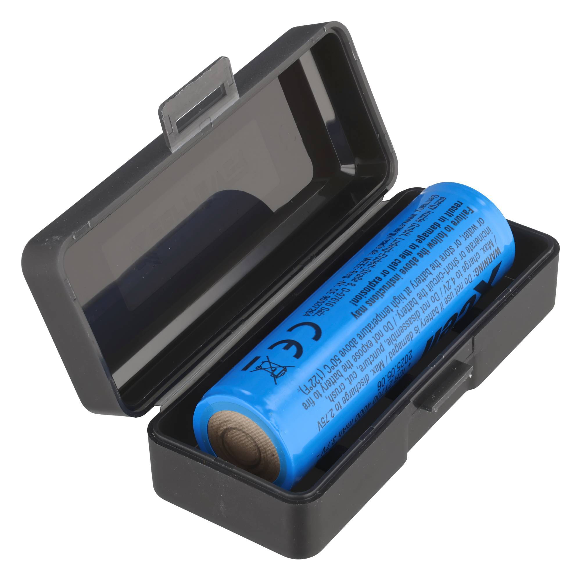 Blaue wiederaufladbare Batterie in einem offenen schwarzen Kunststoff-Aufbewahrungskasten auf weißem Hintergrund.