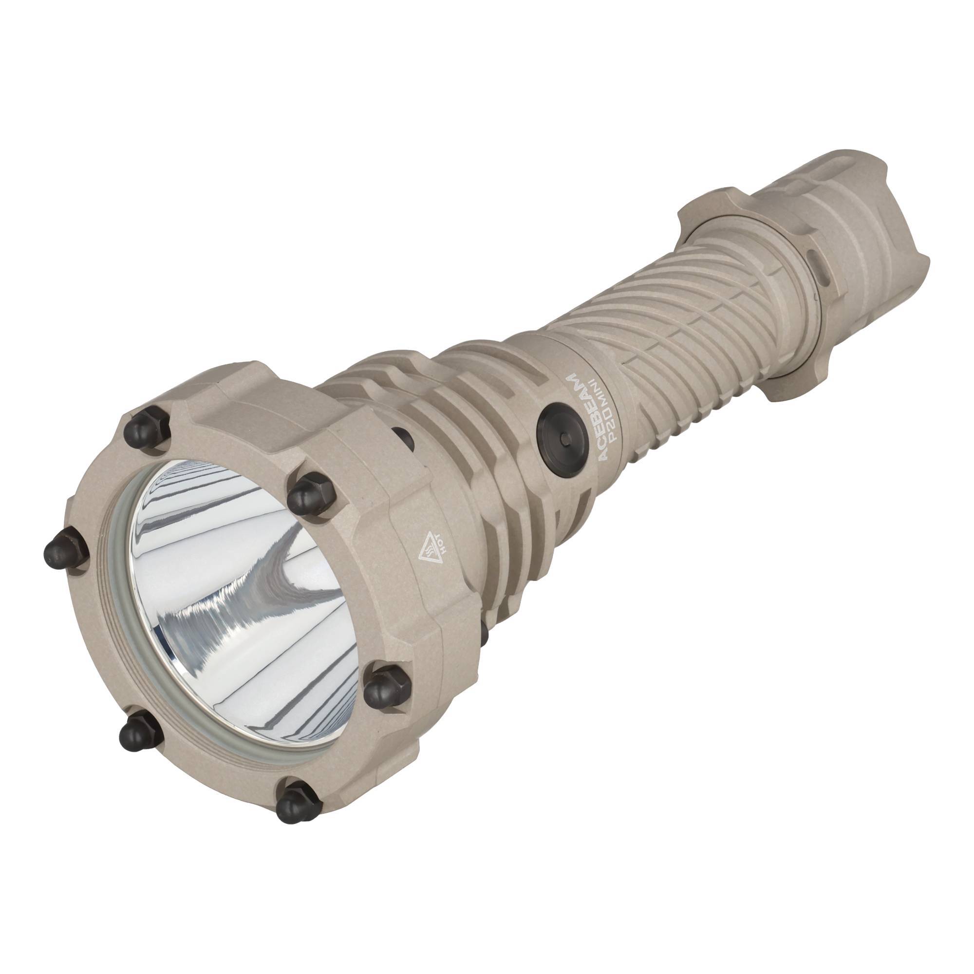 Taktische Taschenlampe in Beige mit großer Reflektorlinse und gerilltem Griff auf weißem Hintergrund.