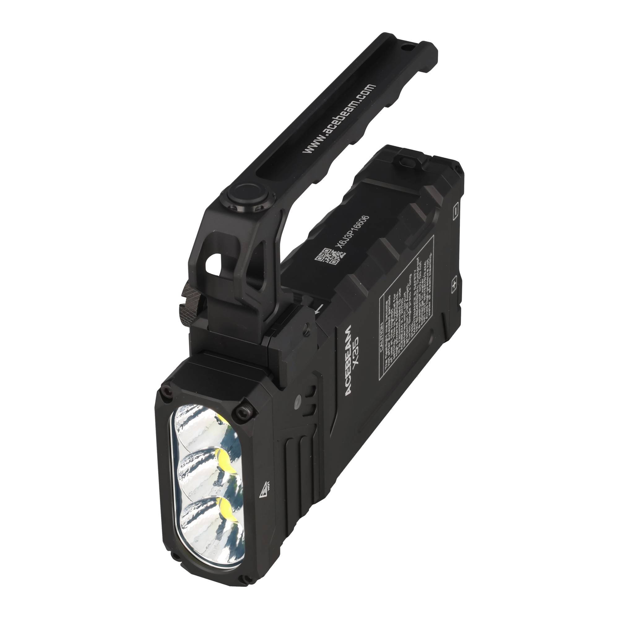 Schwarze tragbare wiederaufladbare Taschenlampe mit klappbarem Griff und drei LED-Leuchten, dargestellt auf weißem Hintergrund.
