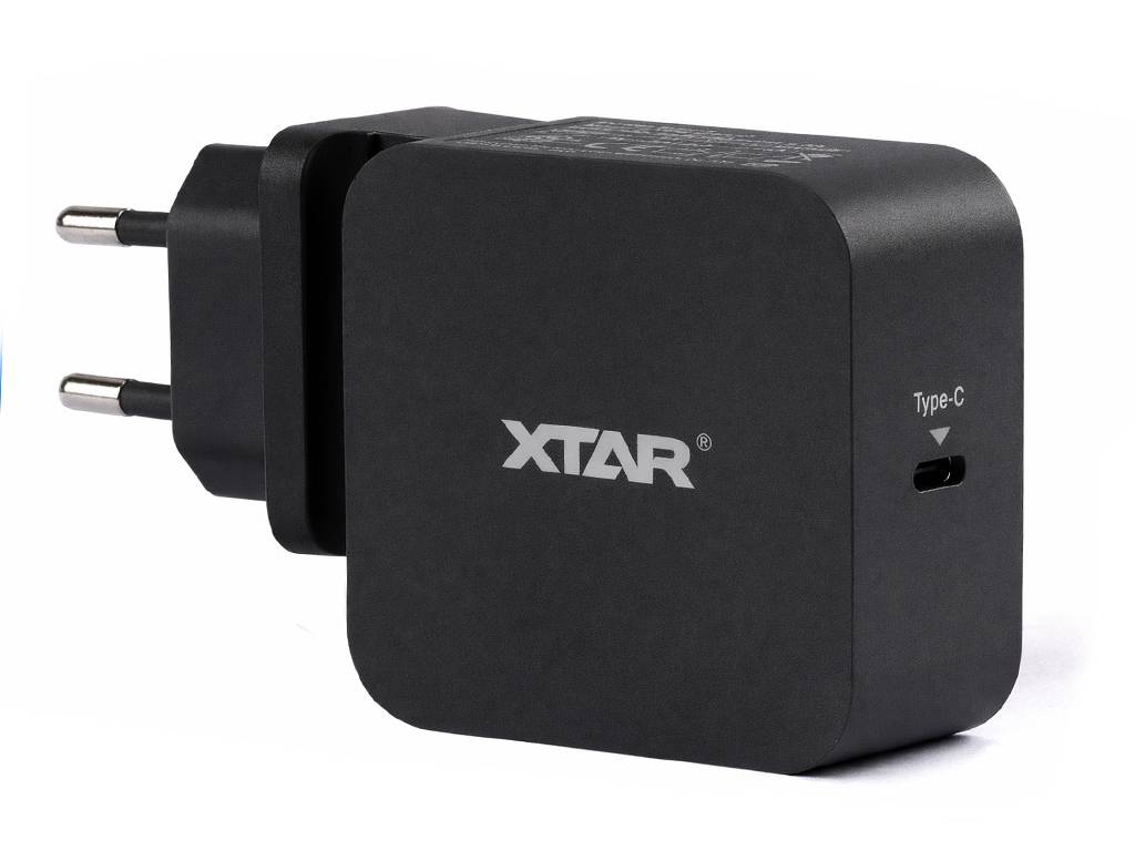 Schwarzes XTAR-Wandladegerät mit zweipoliger Steckverbindung und USB-C-Anschluss auf der Vorderseite.