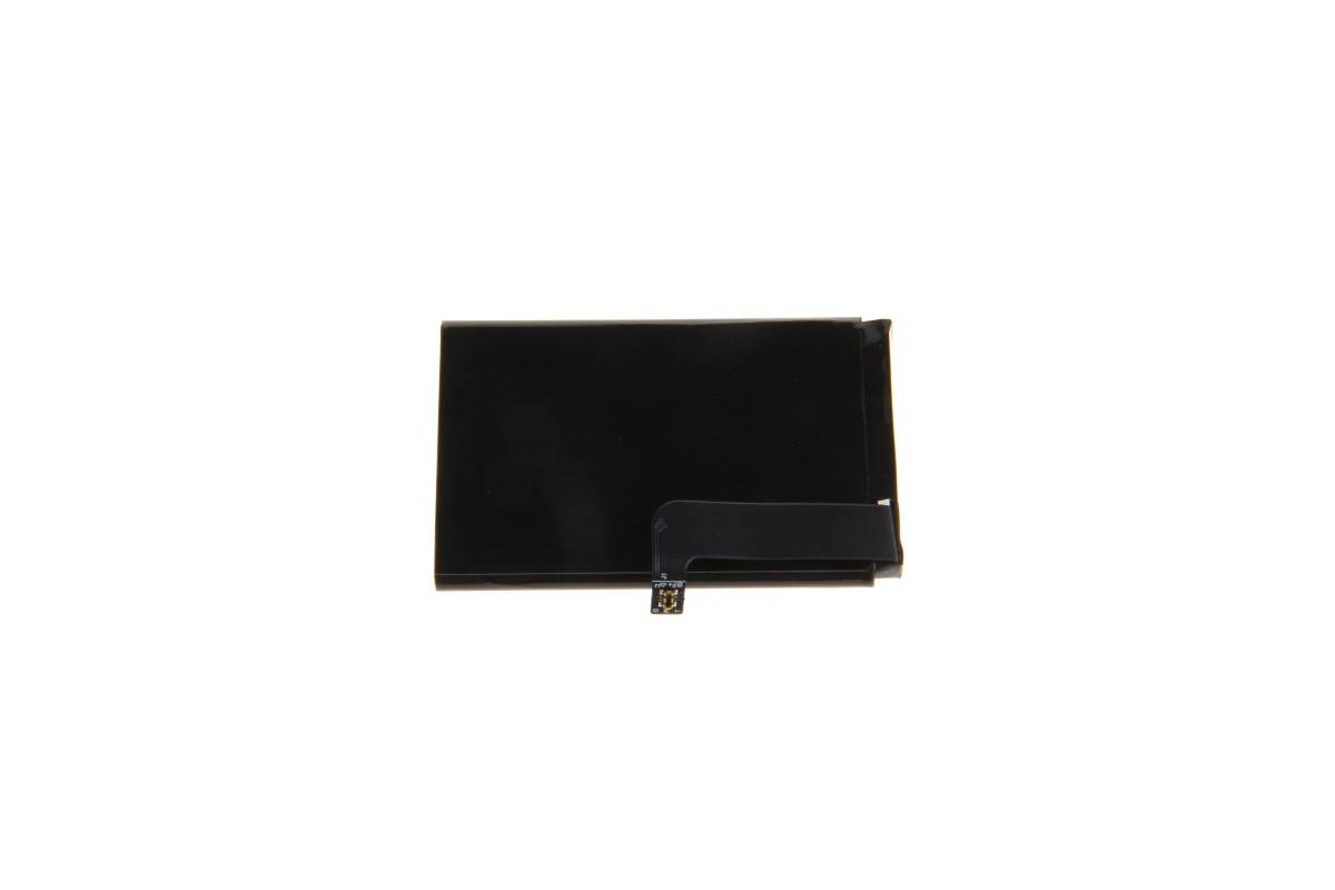 Schwarzes rechteckiges LCD-Bildschirmmodul mit kleiner Anschlusslasche, auf weißem Hintergrund dargestellt.