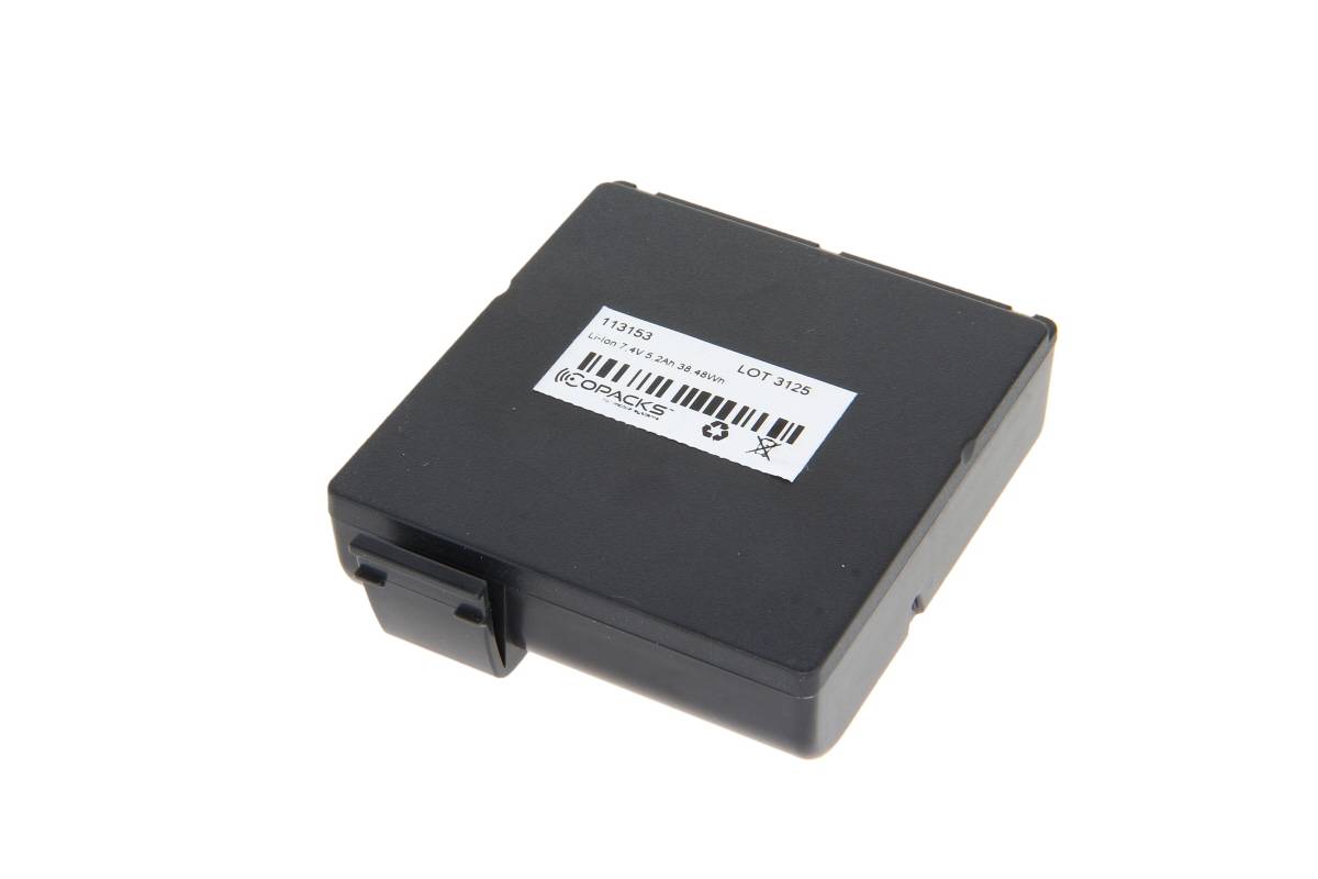 Schwarzes rechteckiges elektronisches Modul mit einem Barcode-Etikett auf der Oberseite, isoliert auf weißem Hintergrund dargestellt.