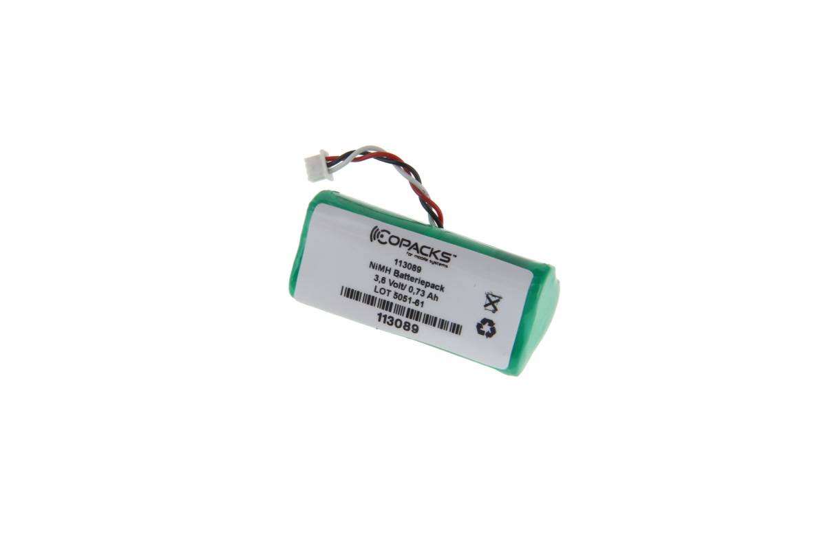 Kleines grünes wiederaufladbares Batteriepaket mit angebrachten roten, schwarzen und weißen Drähten und Stecker auf weißem Hintergrund.