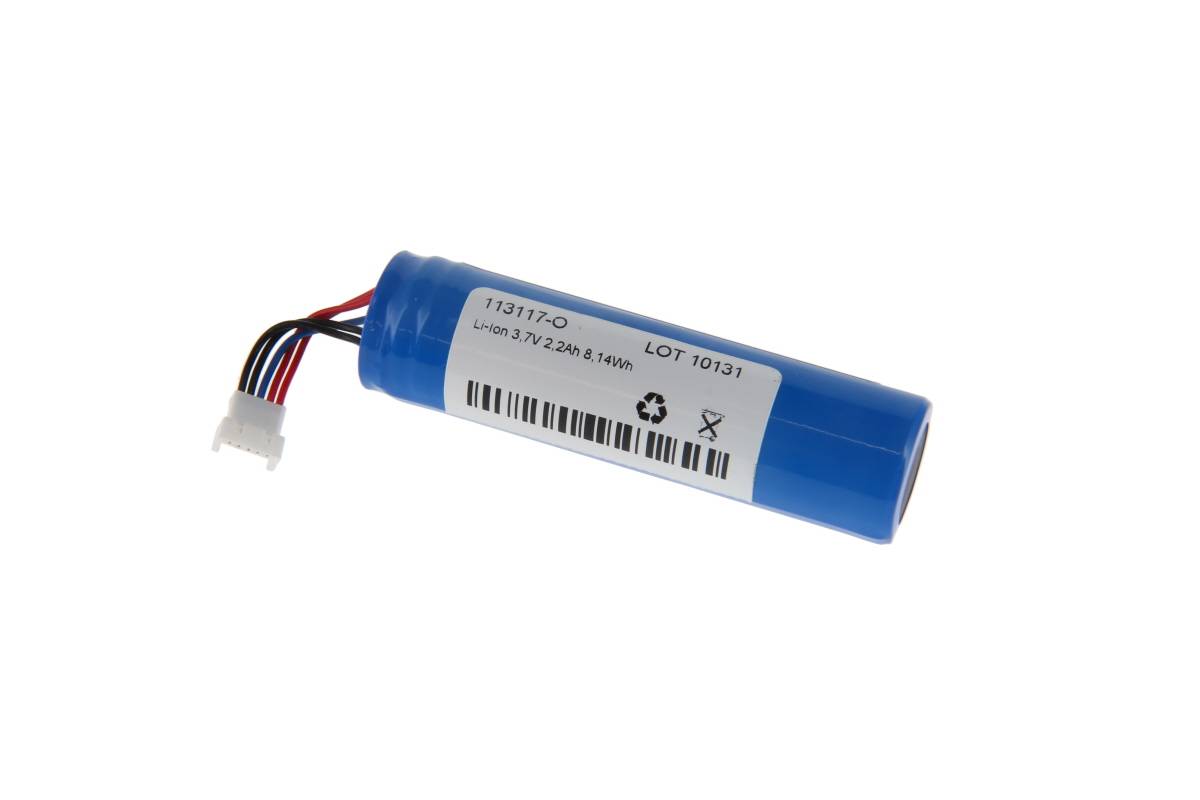 Blaue zylindrische Batterie mit angebrachten roten und schwarzen Drähten und einem weißen Stecker, dargestellt auf einem schlichten weißen Hintergrund.