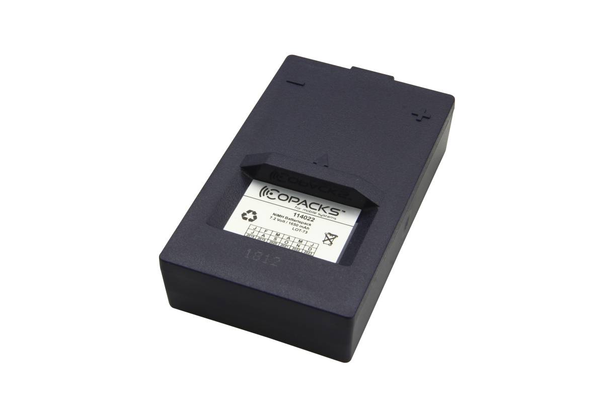 Schwarzes Batteriepaket mit sichtbarem Etikett in einem rechteckigen Gehäuse, auf weißem Hintergrund gezeigt.