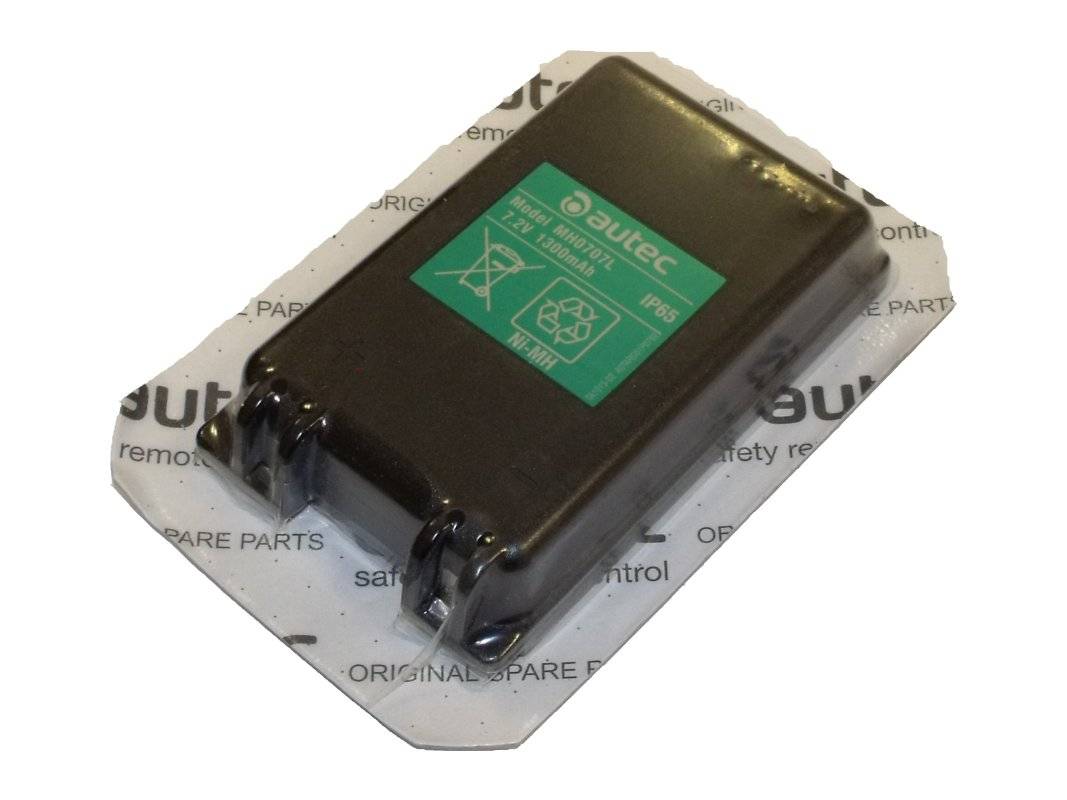 Schwarzes Autec-Funkfernsteuerungsbatteriepaket auf markierter Verpackung, in geneigter Produktansicht dargestellt.