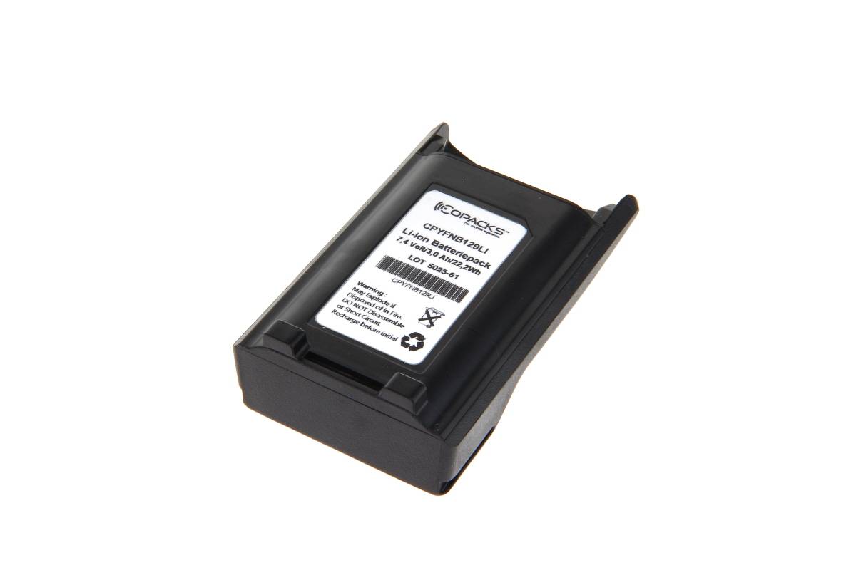 Schwarzes wiederaufladbares Batteriepack mit Etikett auf weißem Hintergrund.