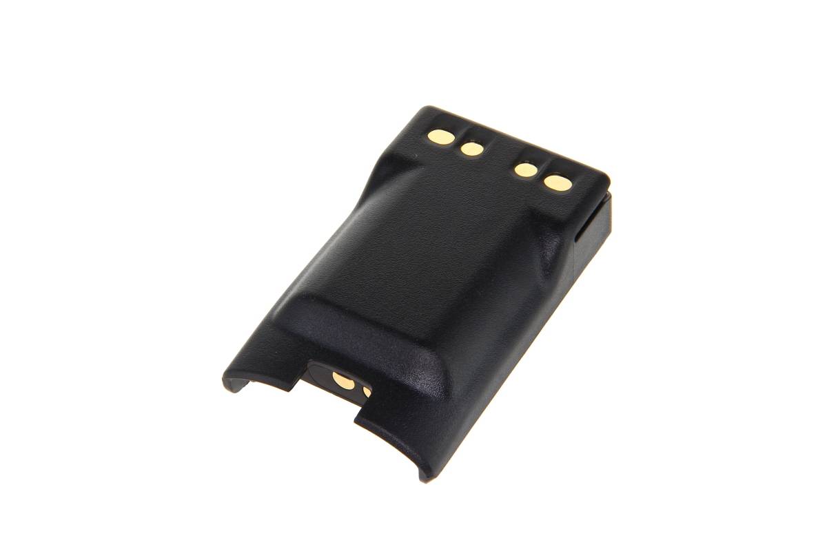 Schwarze Kunststoffbatterie-Abdeckung mit goldenen Kontaktpunkten, dargestellt auf weißem Hintergrund.
