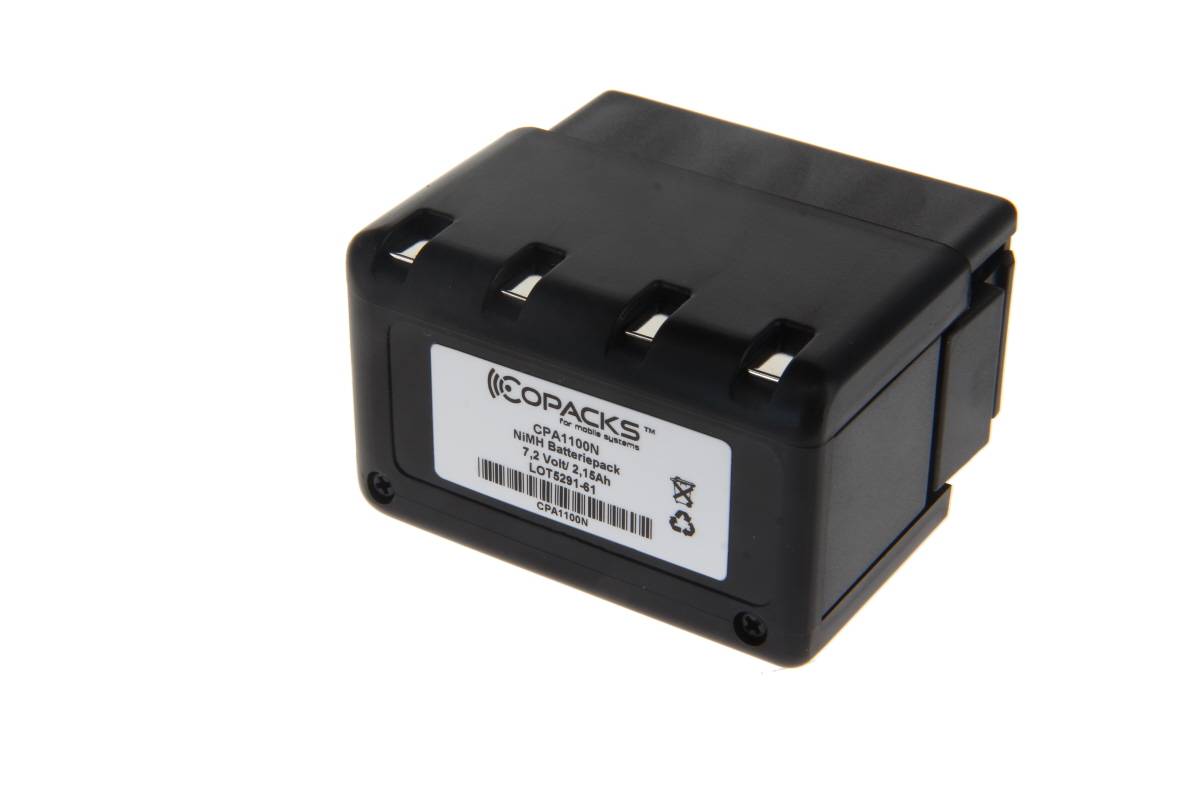 Schwarzes wiederaufladbares Batteriepaket mit Etikett und Anschlüssen auf weißem Hintergrund.