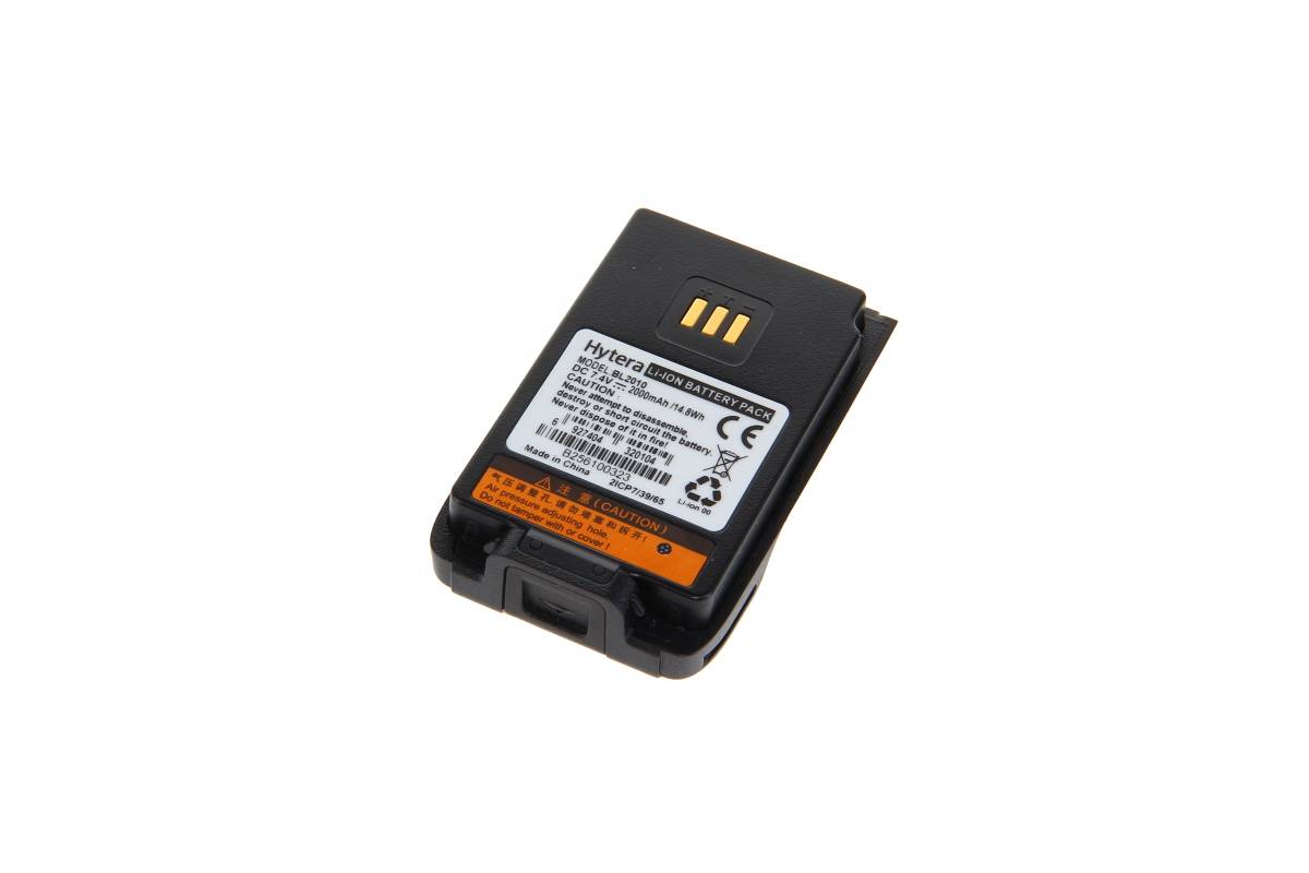 Schwarze wiederaufladbare Batterie mit drei goldenen Kontakten und einem Produktetikett auf einfachem weißem Hintergrund.